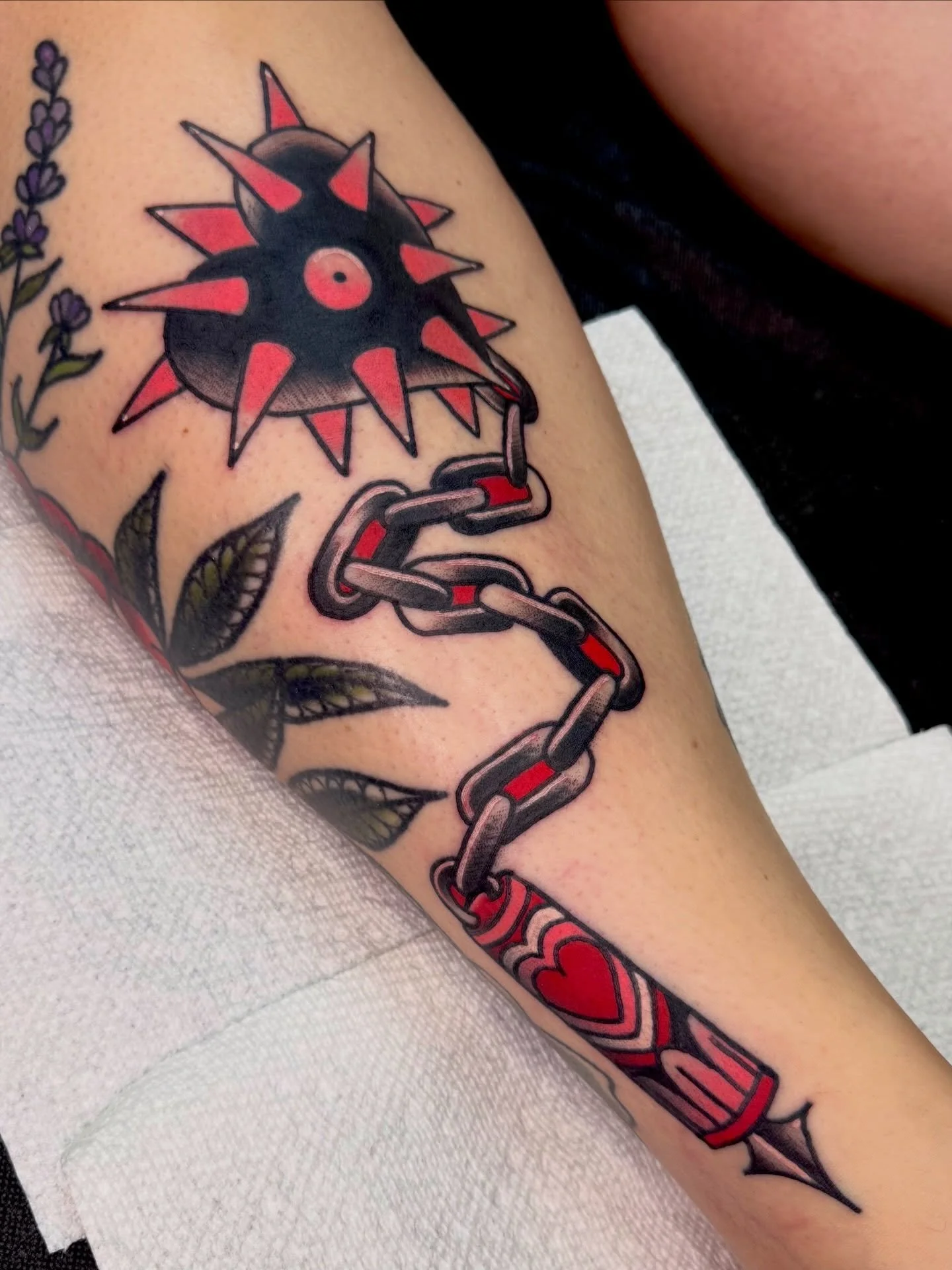 heart flail off of my flash 💖✨ made to fit next to some other healed ones by me! thank you for your trust Brie! It&rsquo;s always so lovely having you in the studio! I hope it&rsquo;s been healing up well for you :-) 

a friendly reminder all of my 