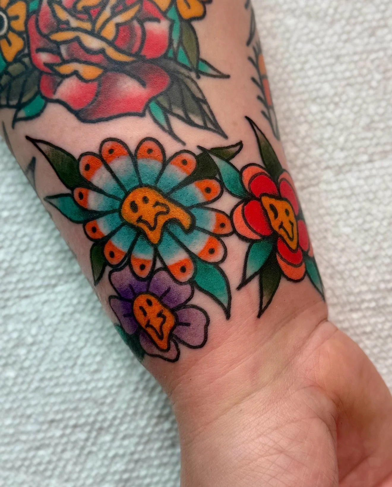 wrist filler of some groovy flowers off of my flash for Hannah! right beneath a healed dog portrait we did almost exactly a year ago! ✨ thank you so much for your patience and trust and being such a wonderful client and pal, I love having you and you