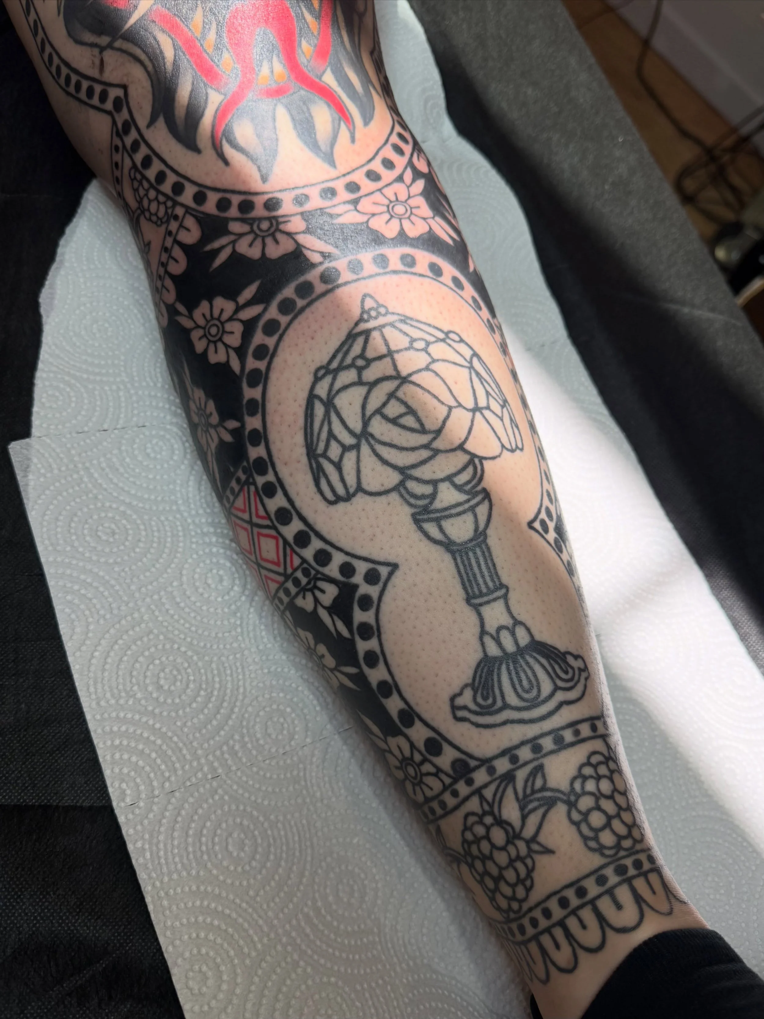 an in progress leg sleeve I&rsquo;ve been working on lately with Danielle! thank you so much for your trust and patience! it&rsquo;s been so fun watching this one come to life 💫

I love tattooing framework projects and would love to tattoo yours :-)
