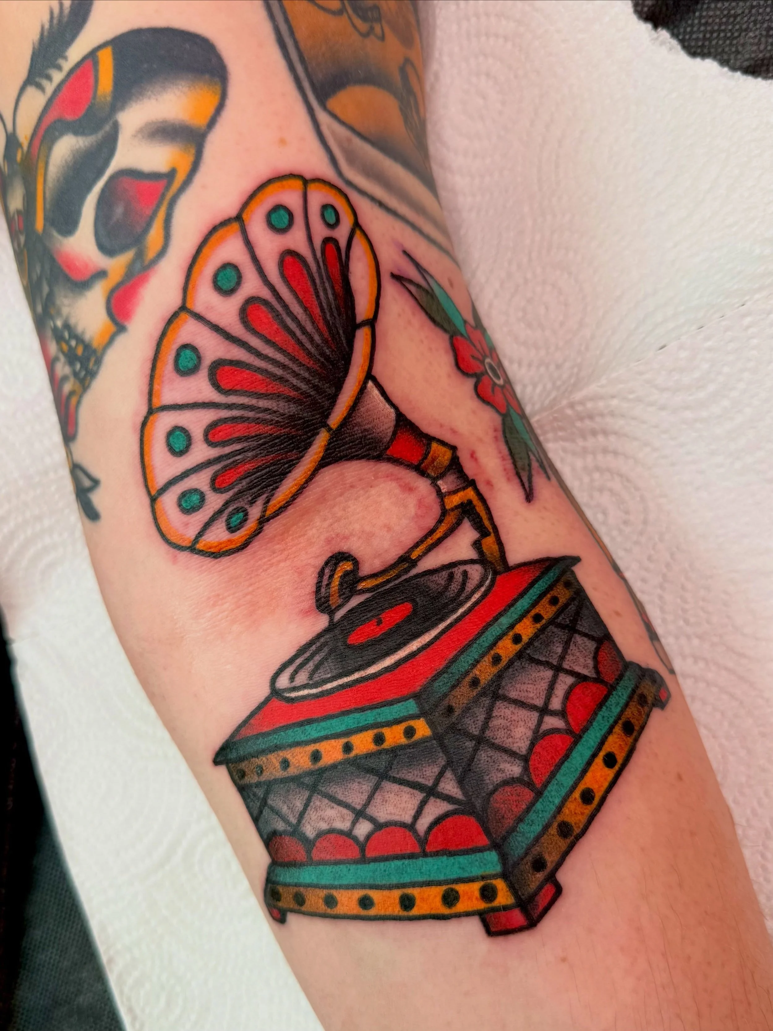 a very angry ditch tattoo off of my flash, and a not so angry coffin matchbox custom to keep it company 💫 thank you so much Anthony for your trust with these! It was so lovely to catch up and tattoo you again! happy healing friend! other tattoos pok