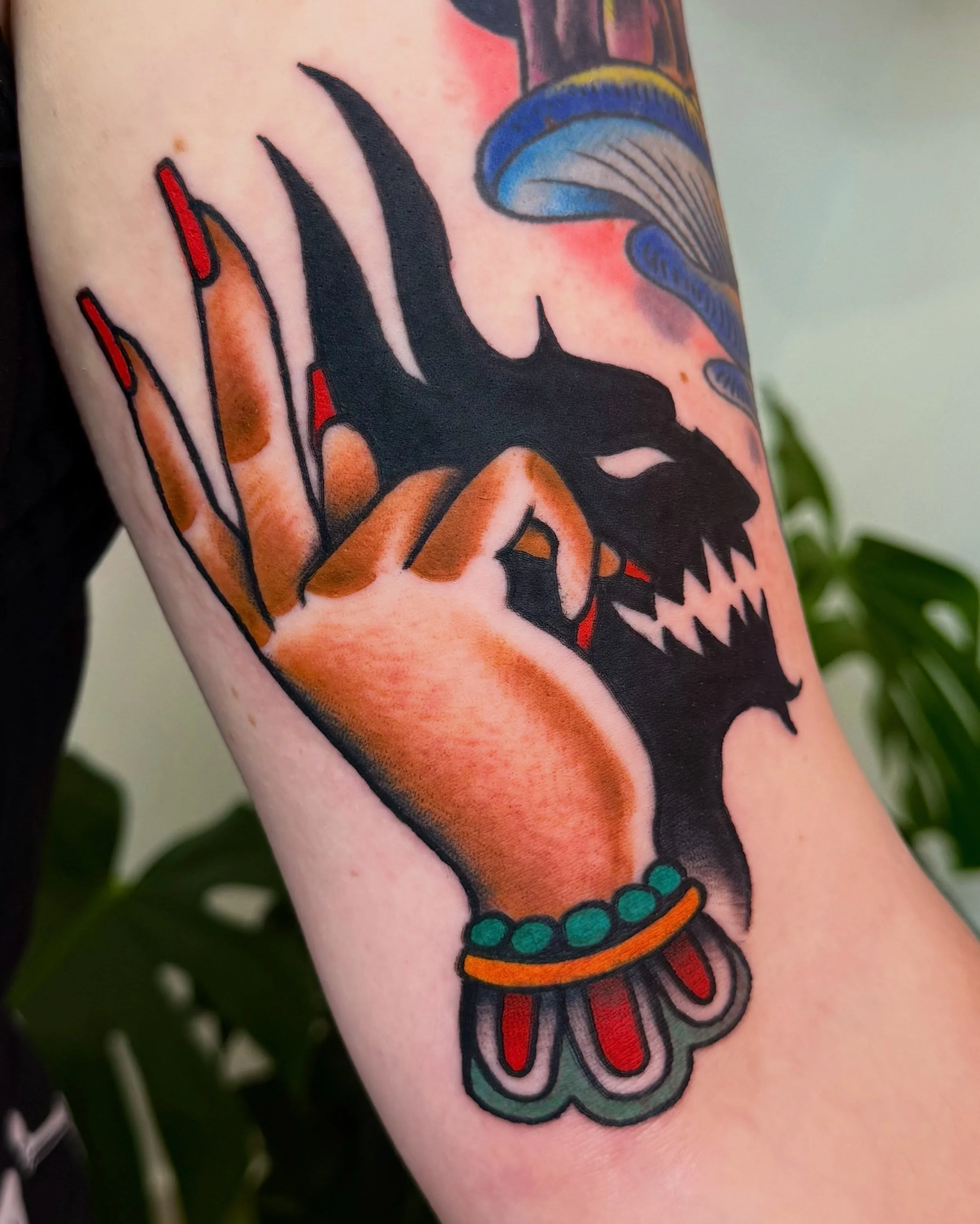 shadow devil off of my shadow puppets flash for Jenna 💫 thank you so much for your trust and patience! it was so lovely to tattoo and meet you, happy healing ✨ other tattoo not by me!

a friendly reminder all of my flash is repeatable, able to be ad