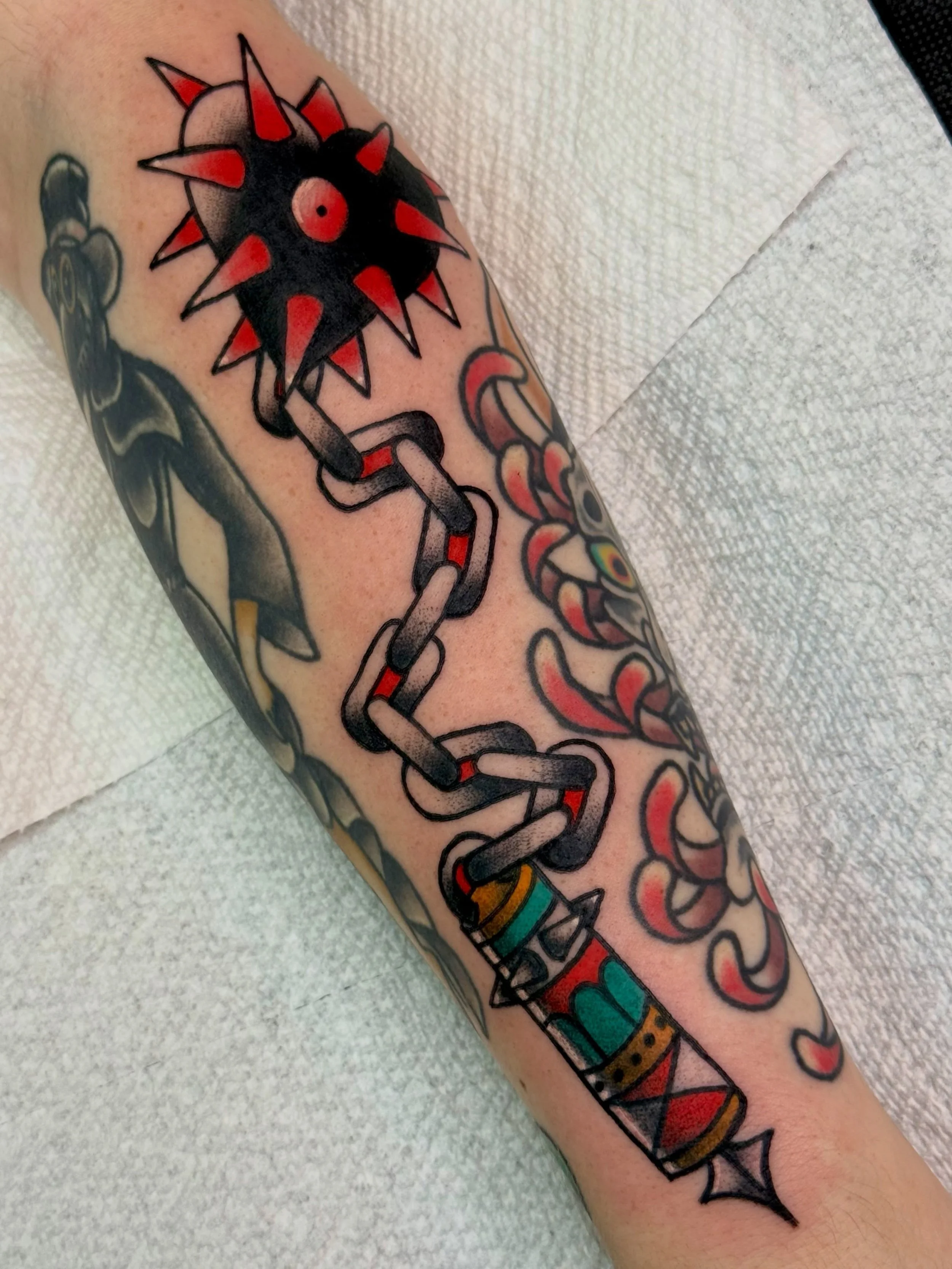 flail made to fit for Sydney! thank you so much for your trust and patience, it was so lovely to tattoo you again! happy healing friend, until next time 💫

heart flail is an edited one off of my flash! a friendly reminder all of my flash is repeatab