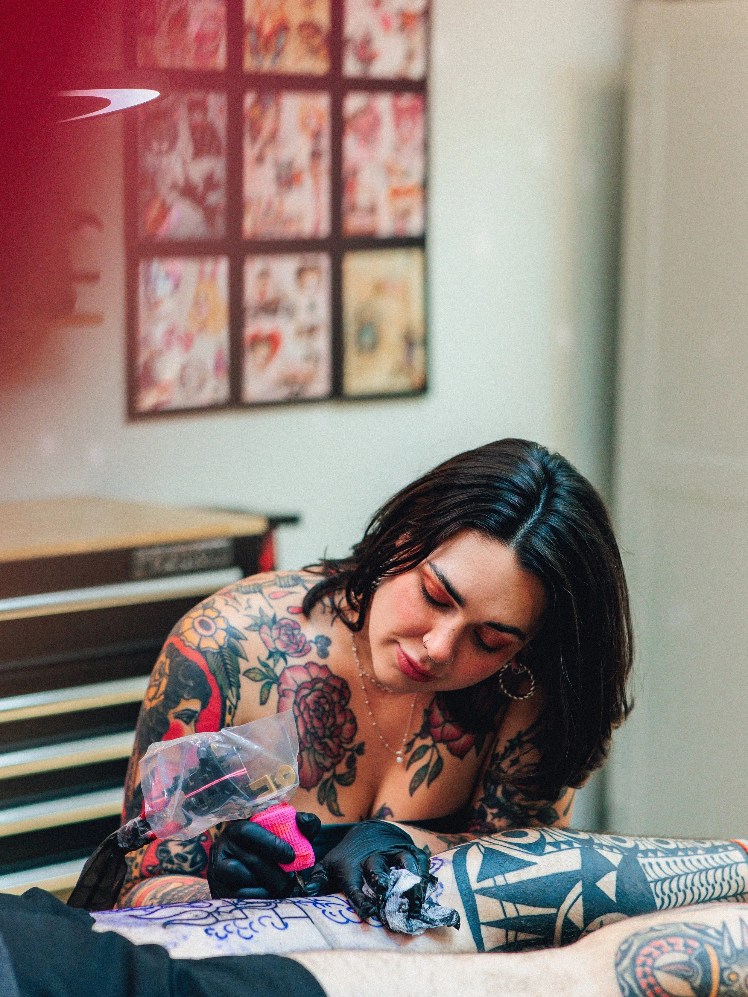 angles ✨ thank you always Alexa at @wildnativephoto for these beautiful photos of me tattooing and of my space! a special shout out to my sweetie, Nik, for always being my stand in client during photo shoots. 

I love this little studio and tattooing