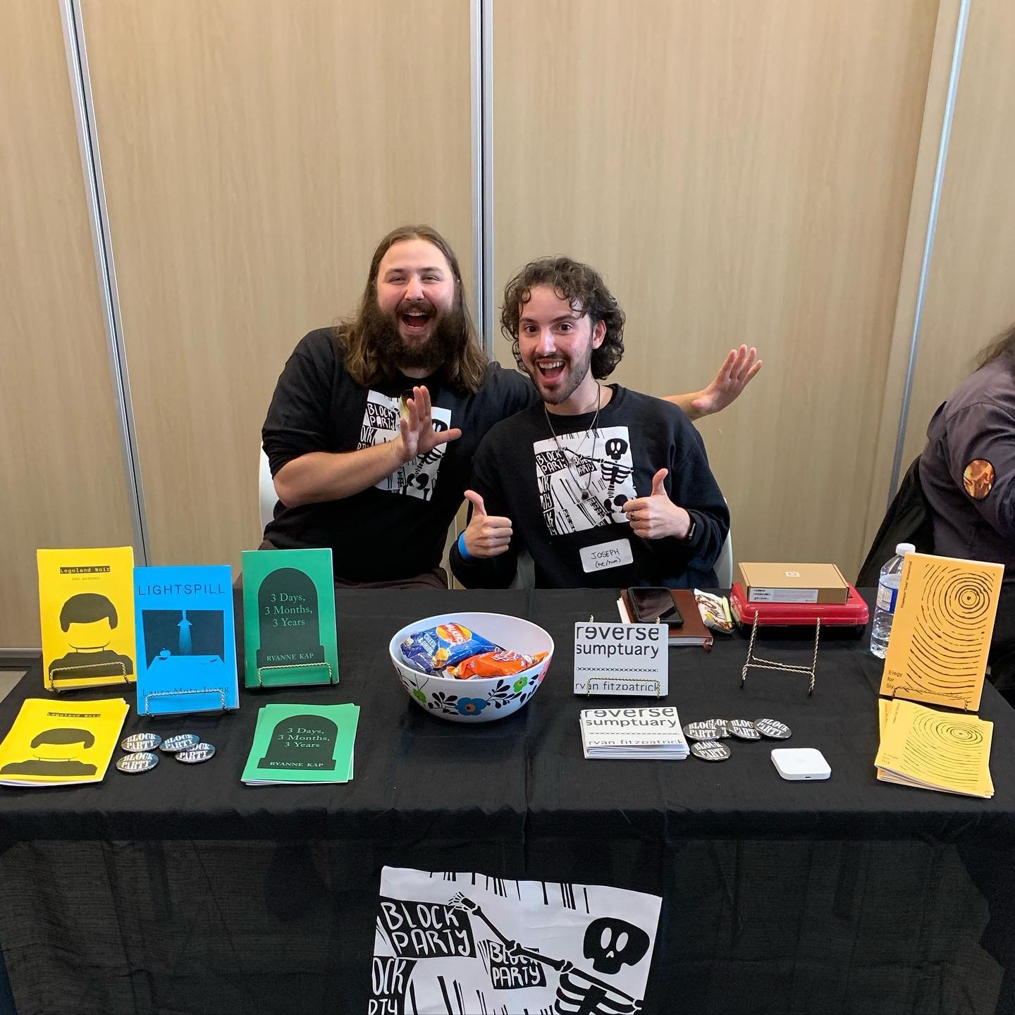 That moment when you, a queen, come across another queen, and discuss how best to maximise your joint slay. 

Saw &amp; met so many friends at this year&rsquo;s indie literary market! Big thanks to @meetthepresses, @ampersandreview, @sheridan_college