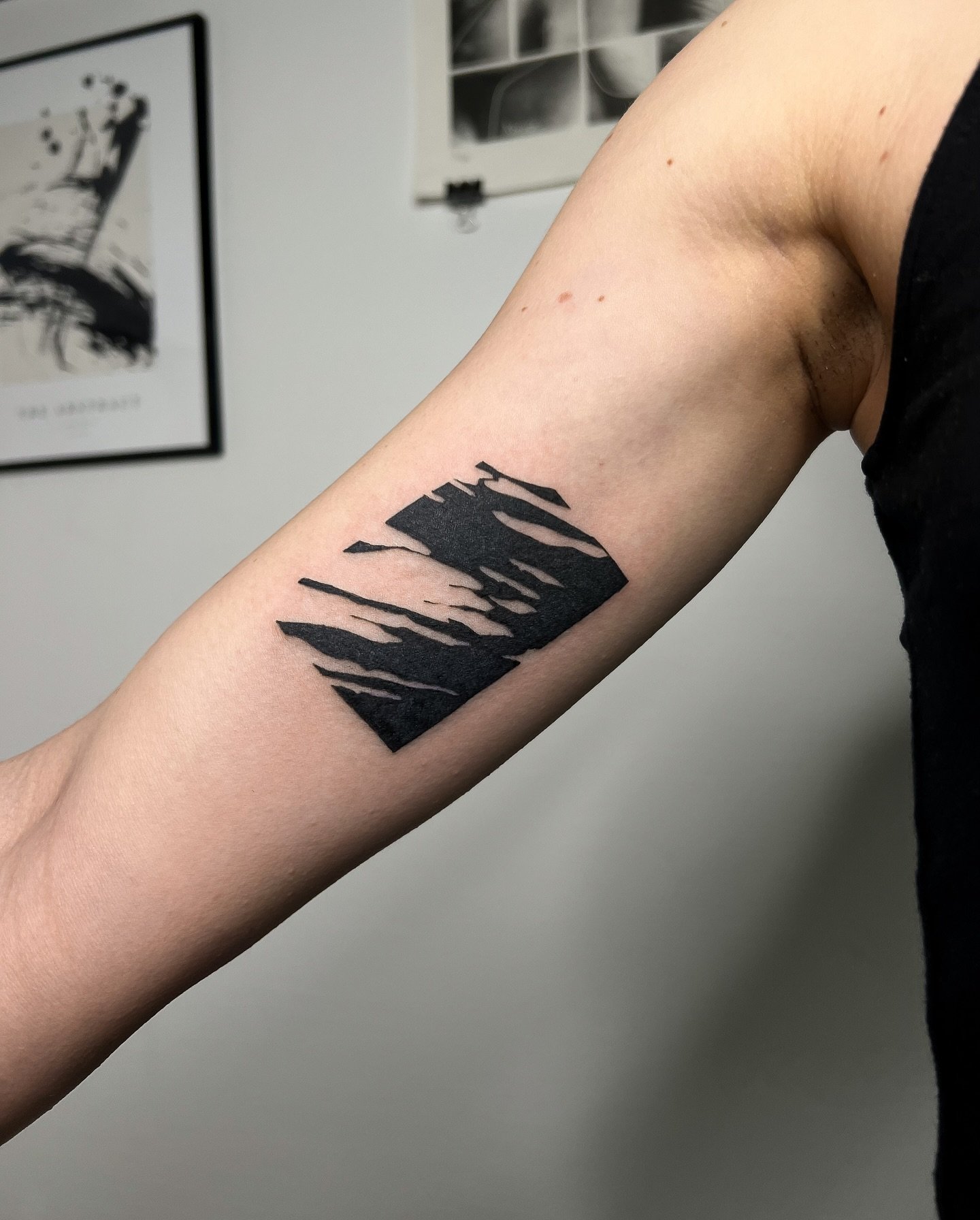 Two very different abstract squares I got to do during my time at @studio.venell back in February but haven&rsquo;t gotten around to posting yet
.
.
.
.
.
.
.
.
.
.
.
#contemporary #contemporarytattoo #abstracttattoo #ttt #tattooleipzig #tattoofrankf