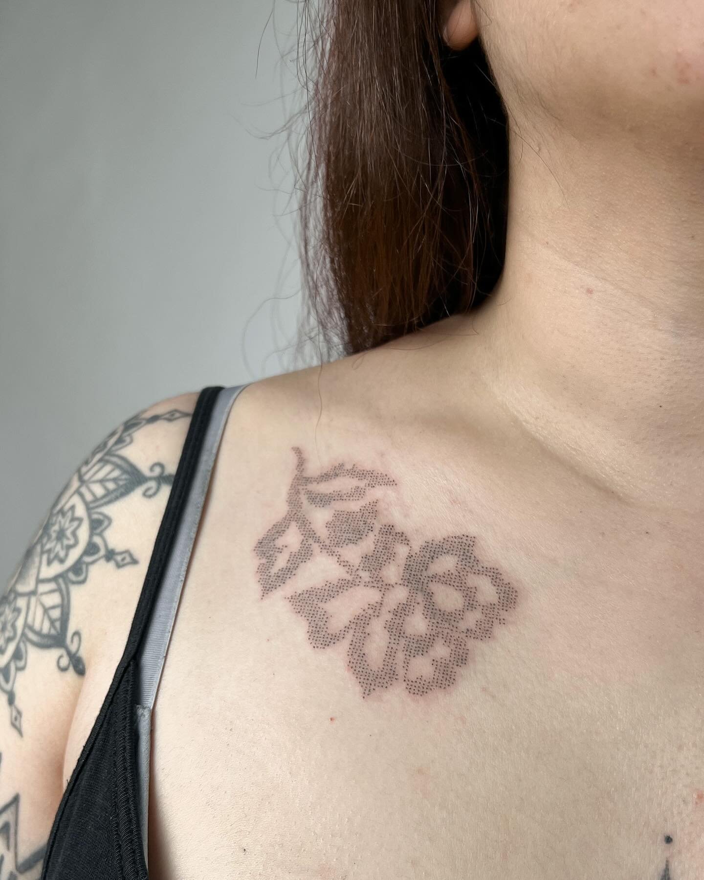 Needlepoint #handpoke from my flashed - next to a healed sternum piece done a little while ago 
.
.
.
.
.
.
.
.
.
.
.
.
.
#ttt #handpoketattoos #lacetattoo #tattoofrankfurt #tattooberlin #tattoocopenhagen #tattooinspo #delicatetattoo #contemporarytat