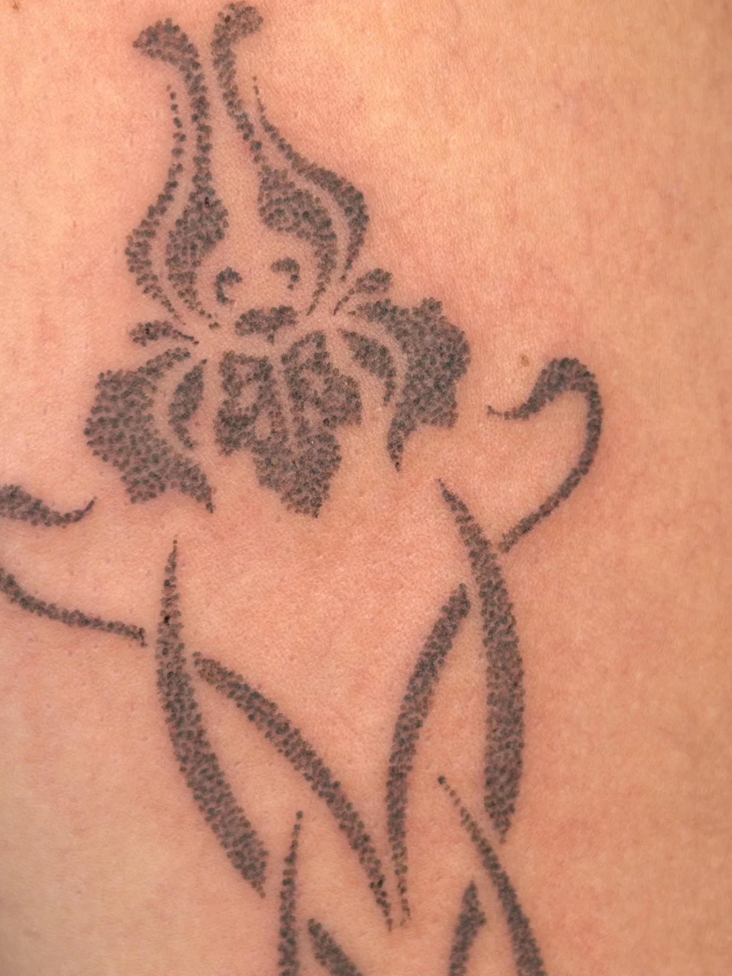 Textured handpoke flash design I got to tattoo a couple of days ago