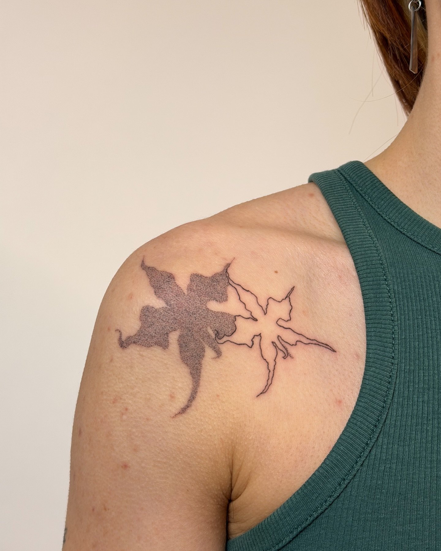 Perfect placement for this orchid flash - Handpoke and machine hybrid :)