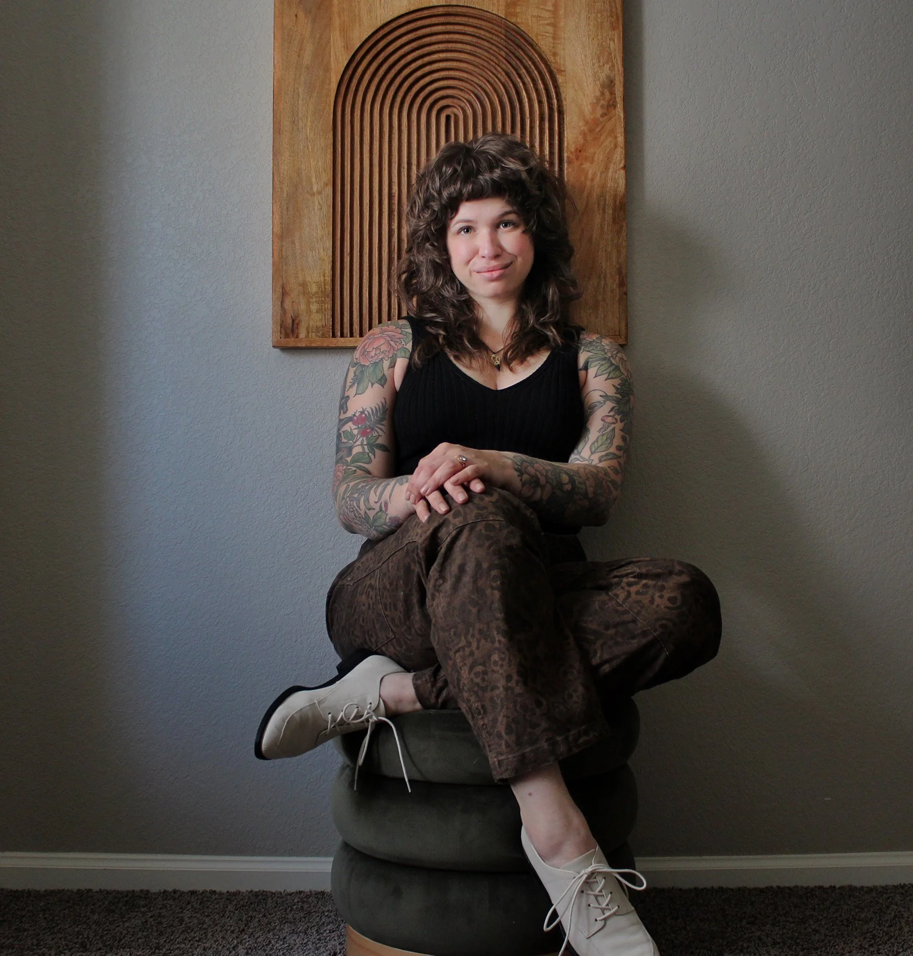 Portrait of Halle Thomas, an anxiety therapist in Colorado and Oregon serving overthinkers through online anxiety sessions and brainspotting intensives