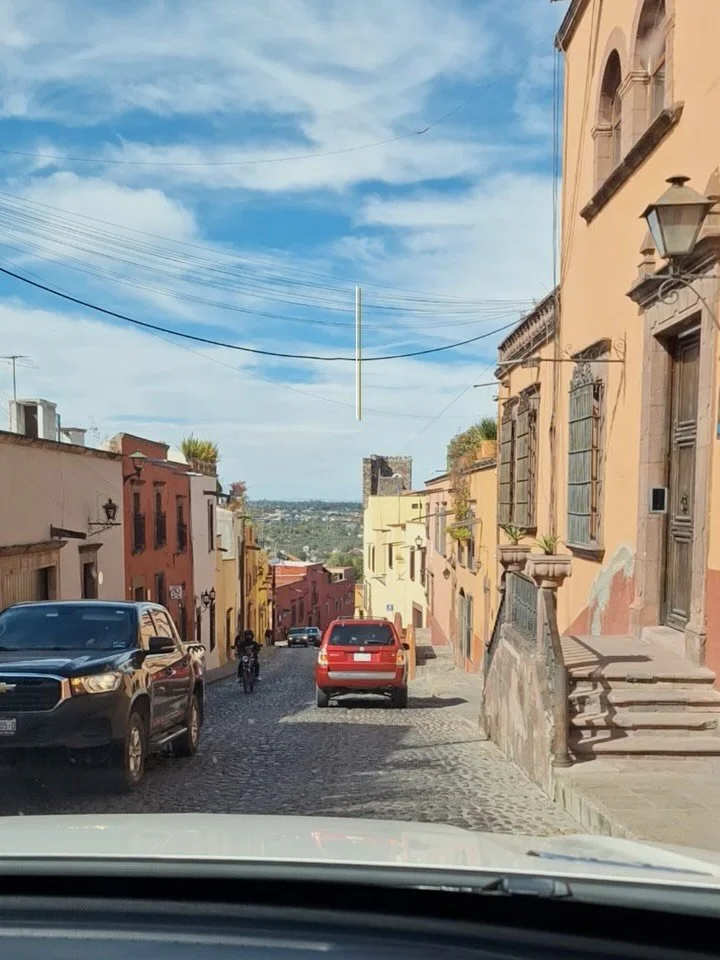 El dise&ntilde;ador Samuel Far&iacute;as comparte reflexiones de un paseo reciente.

&ldquo;San Miguel de Allende no es una ciudad que se revela de golpe, sino que se despliega a trav&eacute;s de vi&ntilde;etas que reflejan su cultura e historia. Las