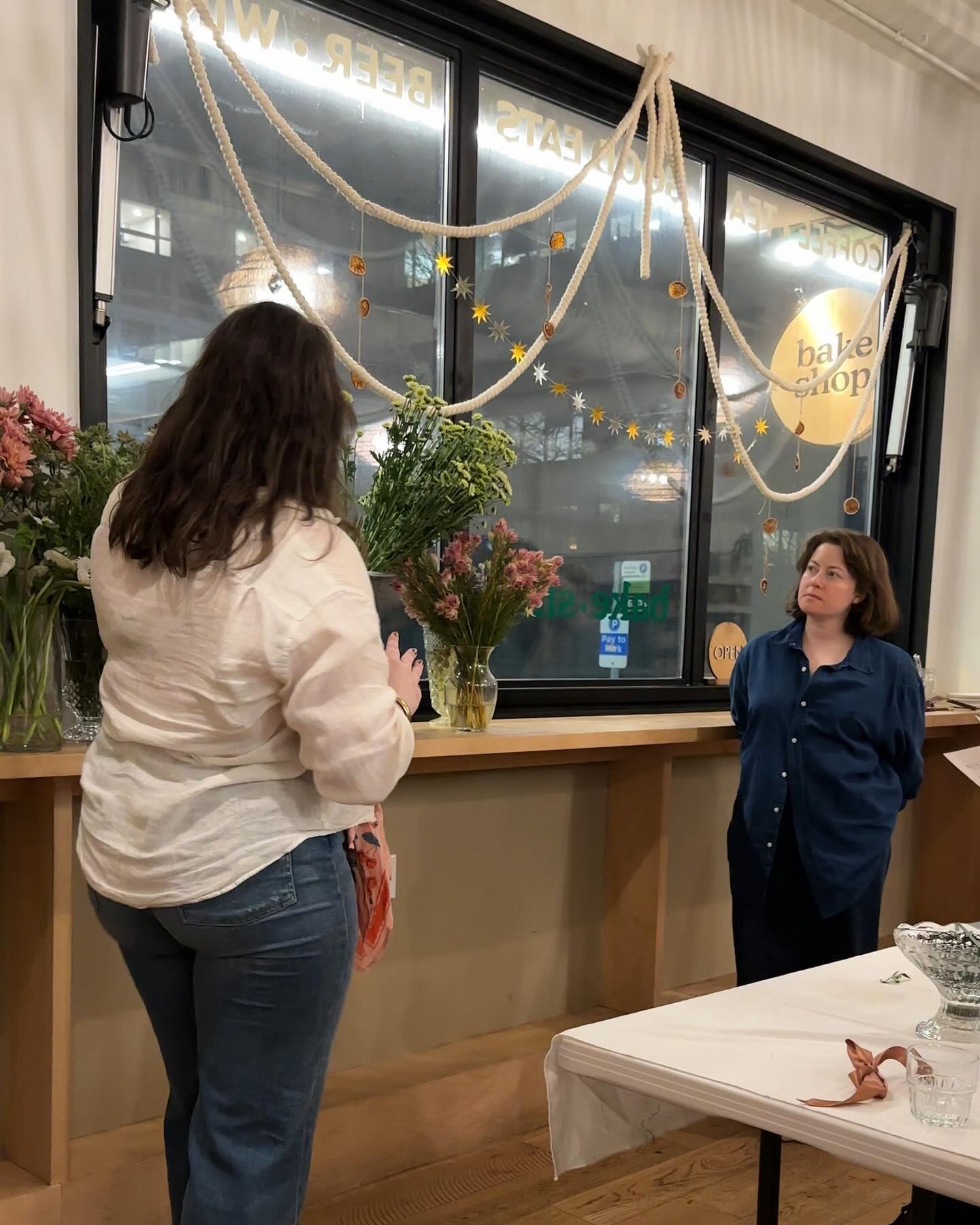 What can you expect from a Florals by Cassandra workshop? 

✨ delicious food and drink from @bakeshopseattle 
✨ one hour of instruction on color schemes, working with stem shape, and what textures of flowers work well in which recipes 
✨ a workbook t