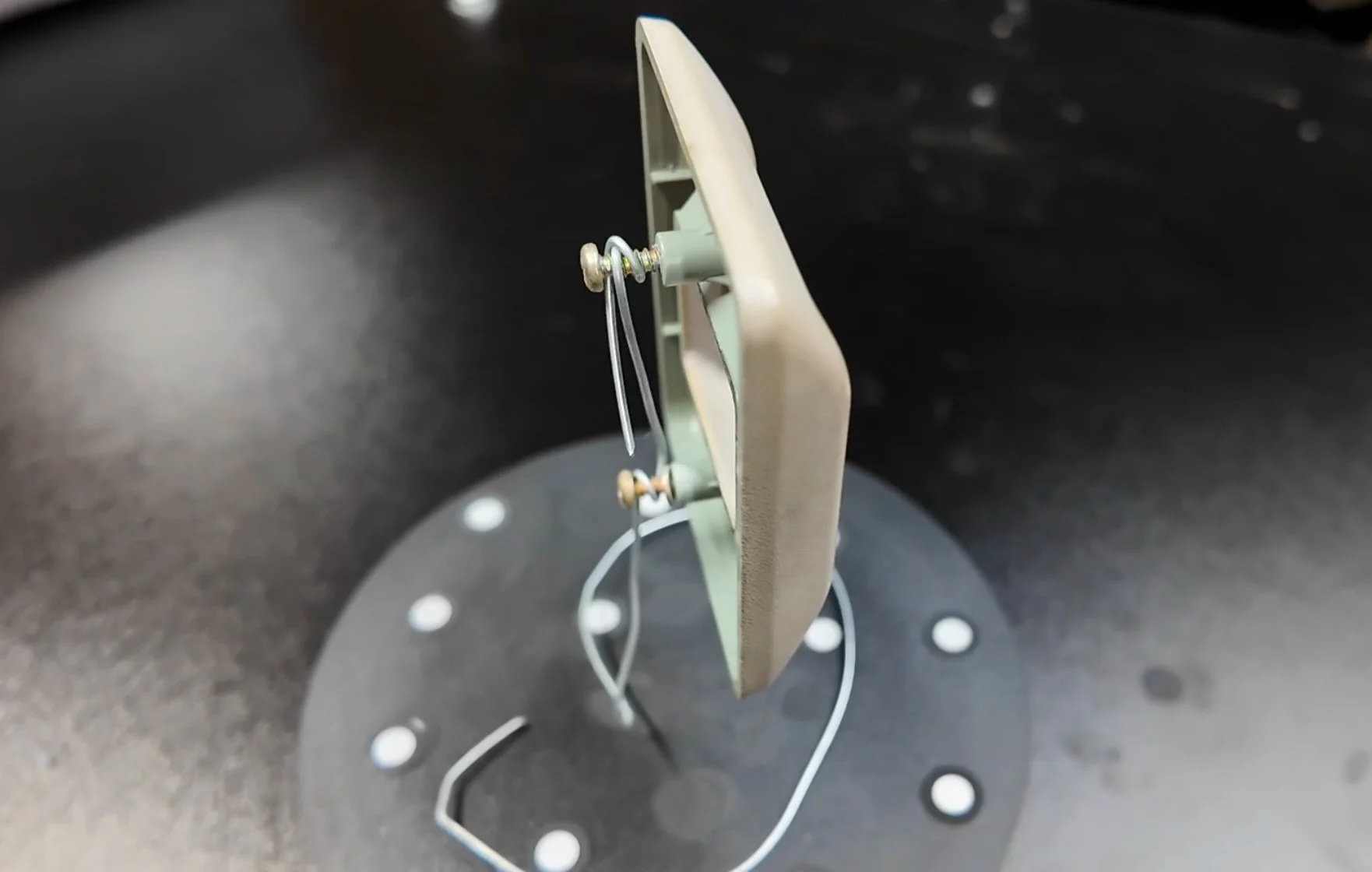 3d scanning part on turntable with custom mount