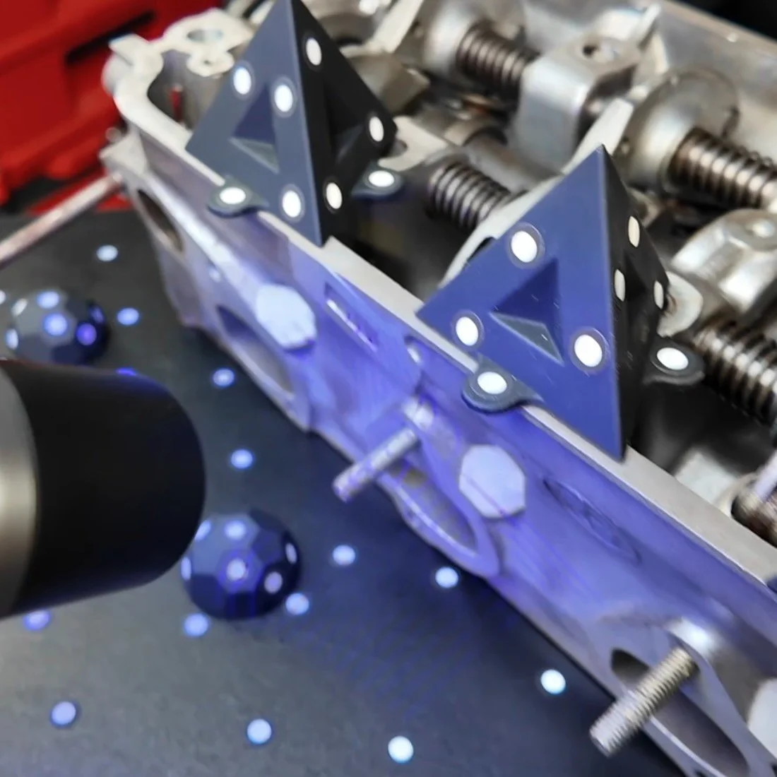 revometro-pop4-blue-laser-cylinder-head-scan-marker.jpg