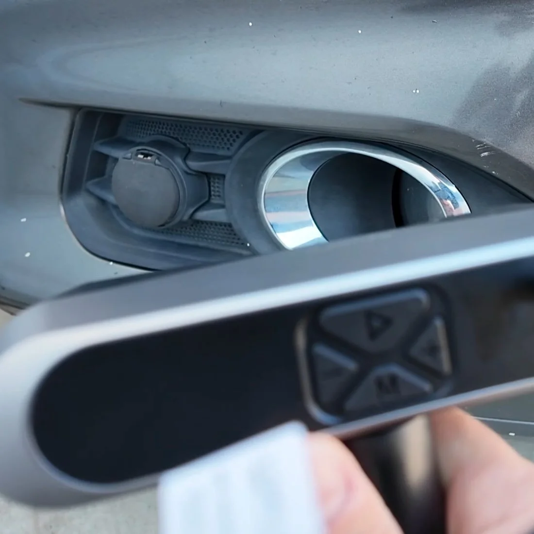 revopoint-pop4-scanning-car-flog-light.jpg