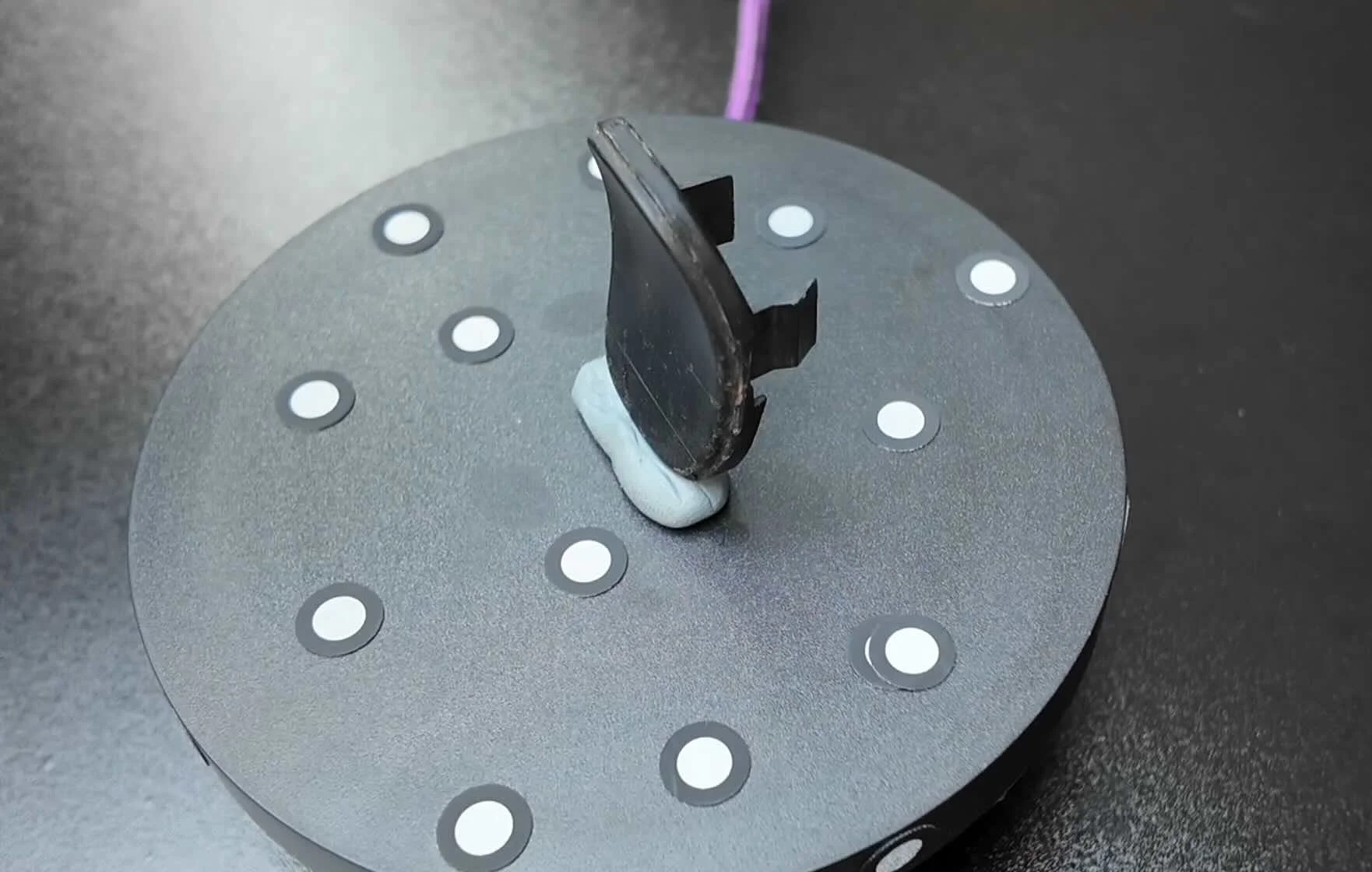 Revometro pop4 3d scanning car part on auto turn table with markers