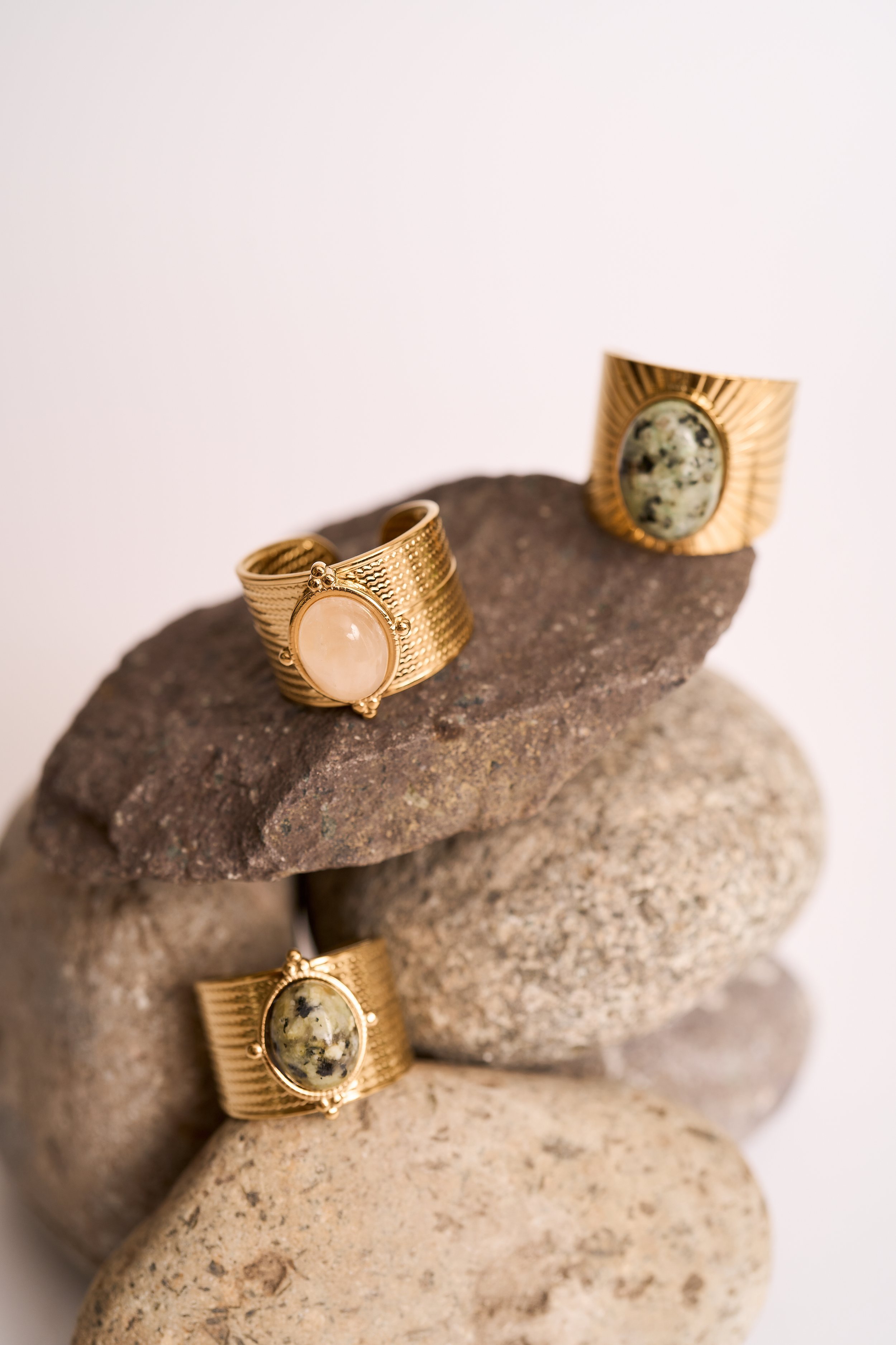 fotografia creativa de joyas y piedras naturales, aros, fotografia de joyas, joyas, accesorios,