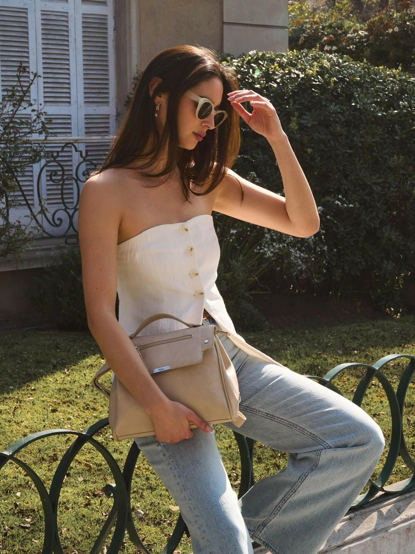 Lifestyle 📷👜 @sei.cl 

En esta sesi&oacute;n trabajamos solo con luz natural 🌞 y amo todas las opciones disponibles dependiendo de como te acomodes. Puedes usar las sombras duras como parte de la composici&oacute;n o buscar sombras m&aacute;s neut