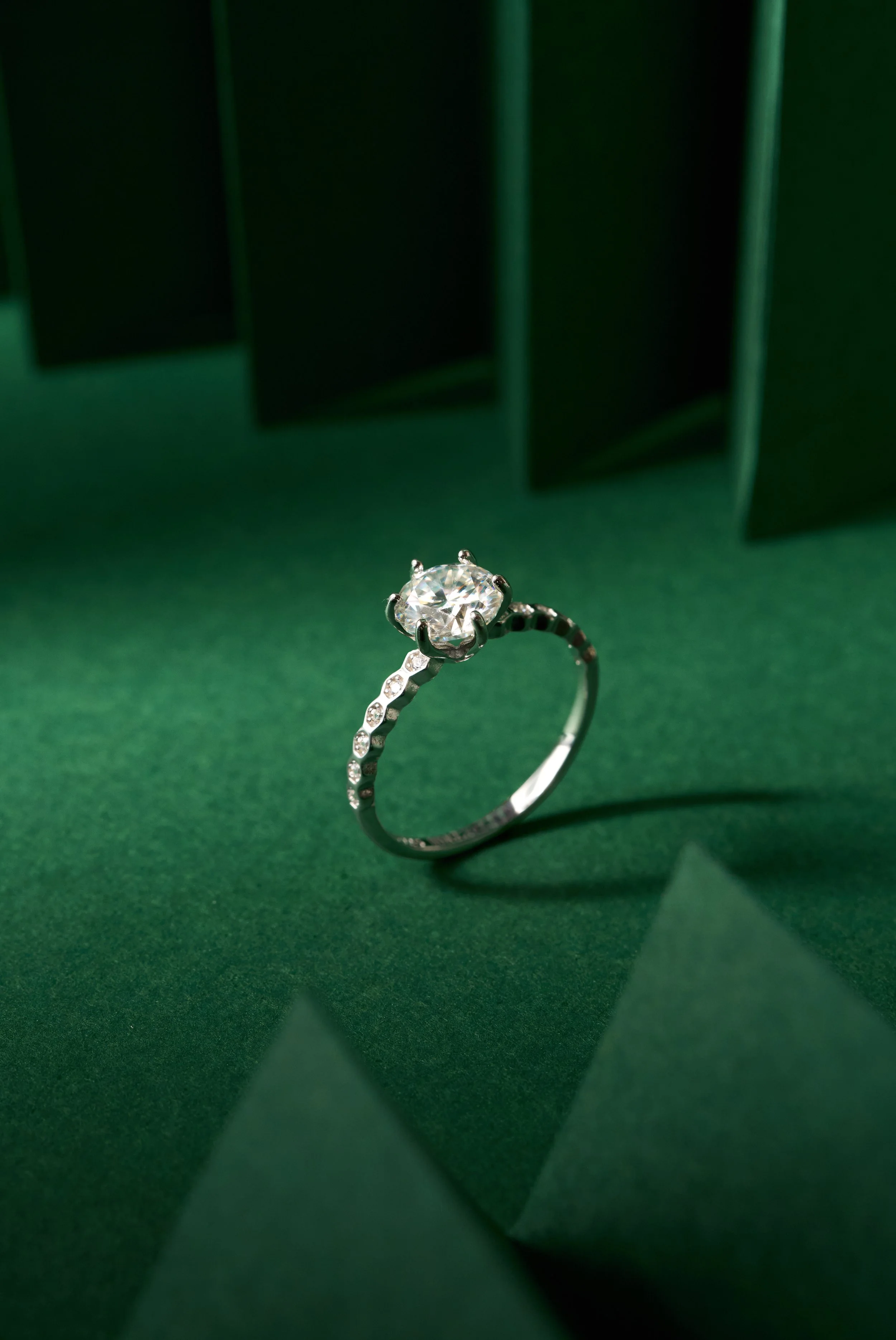 fotografia de joyas, anillo, ambientado, lujoso, colección de diamantes, moissanita, fotografía de producto