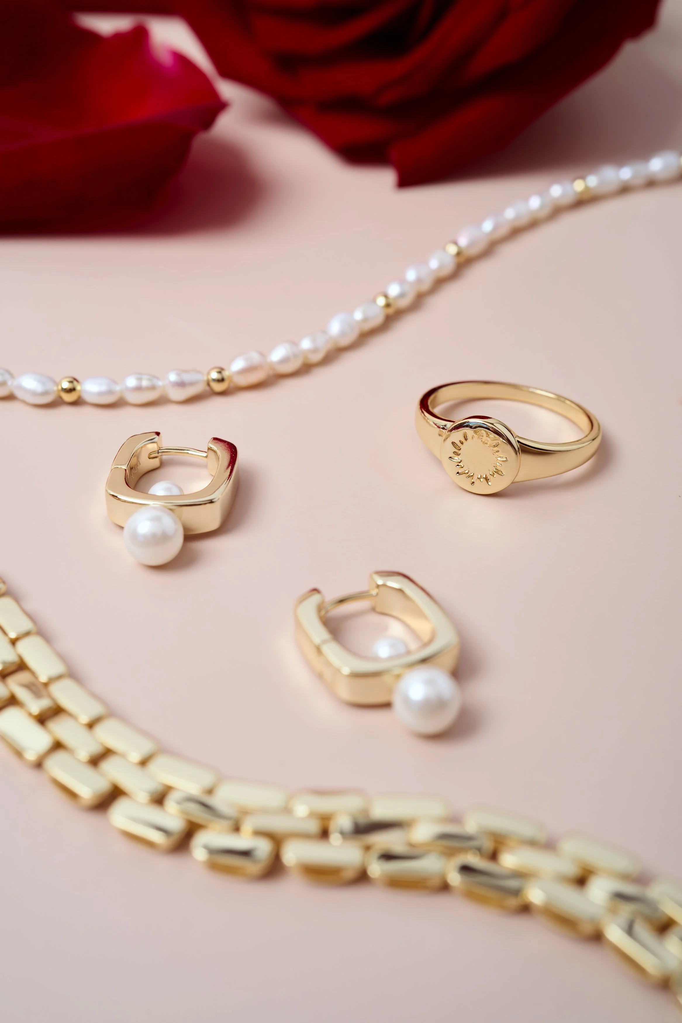fotografia minimalista de producto, fotografía aros, fotografia joyas, dorado, aros, oro, collares, frutillas, perlas