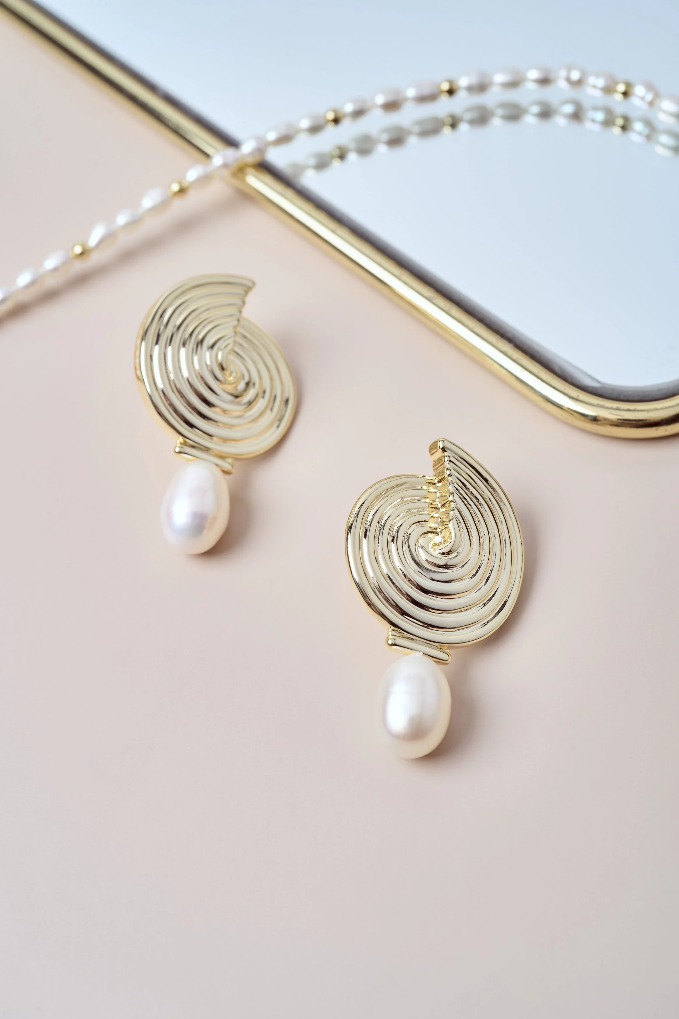 fotografia minimalista de producto, fotografía aros, fotografia joyas, dorado, aros, oro