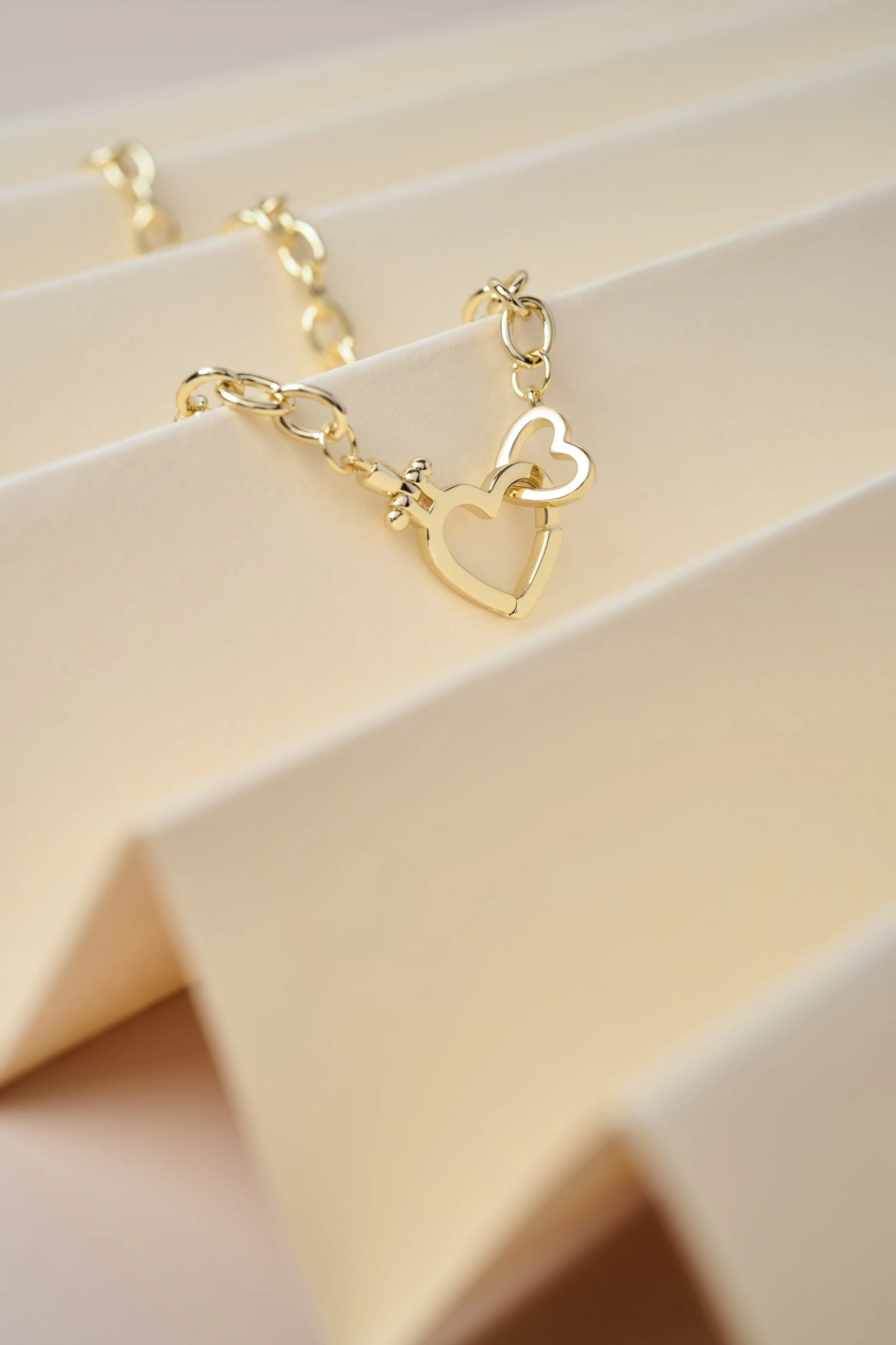 fotografia minimalista de producto, fotografía aros, fotografia joyas, dorado, aros, oro