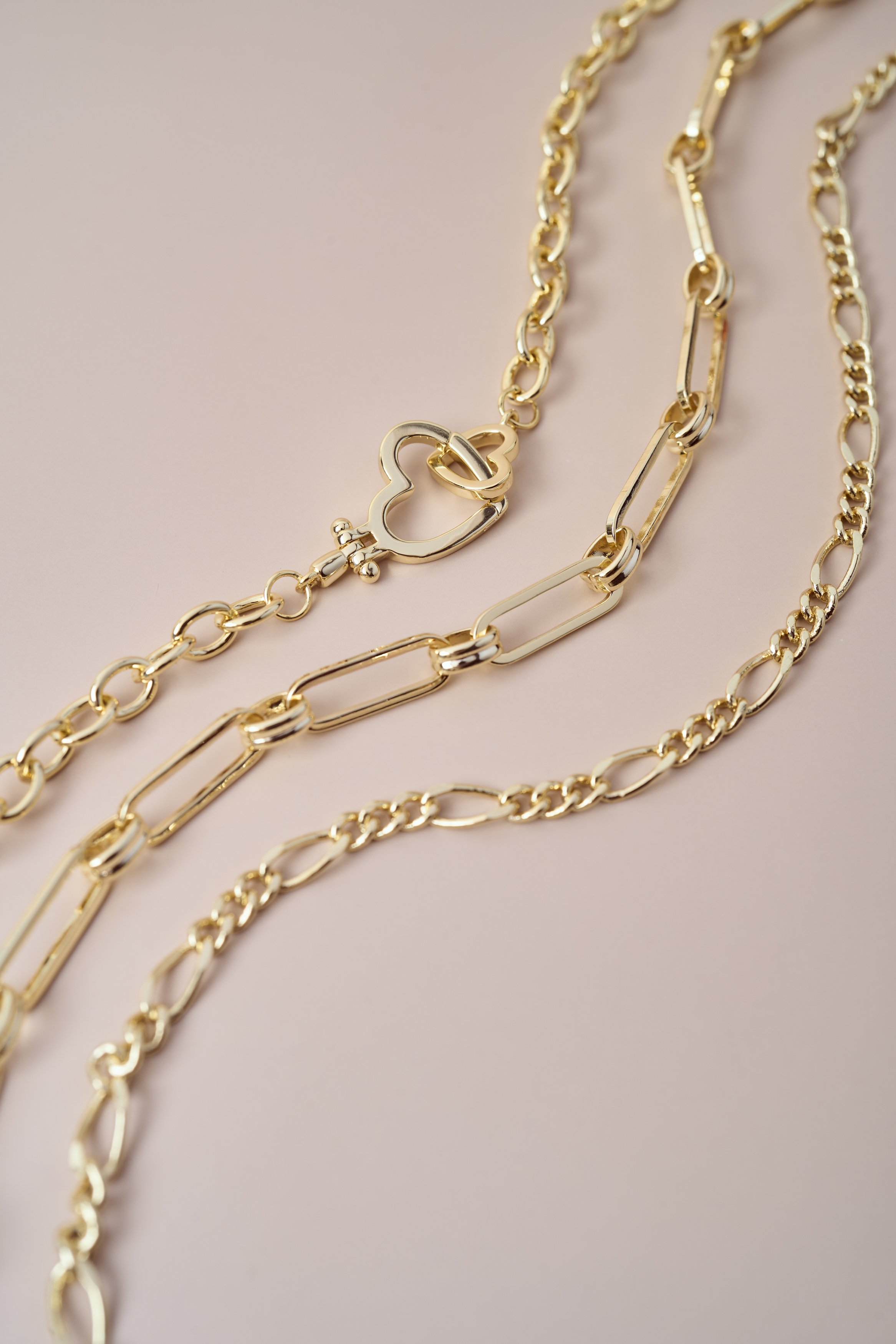fotografia minimalista de producto, fotografía aros, fotografia joyas, dorado, aros, oro, collares, frutillas, perlas