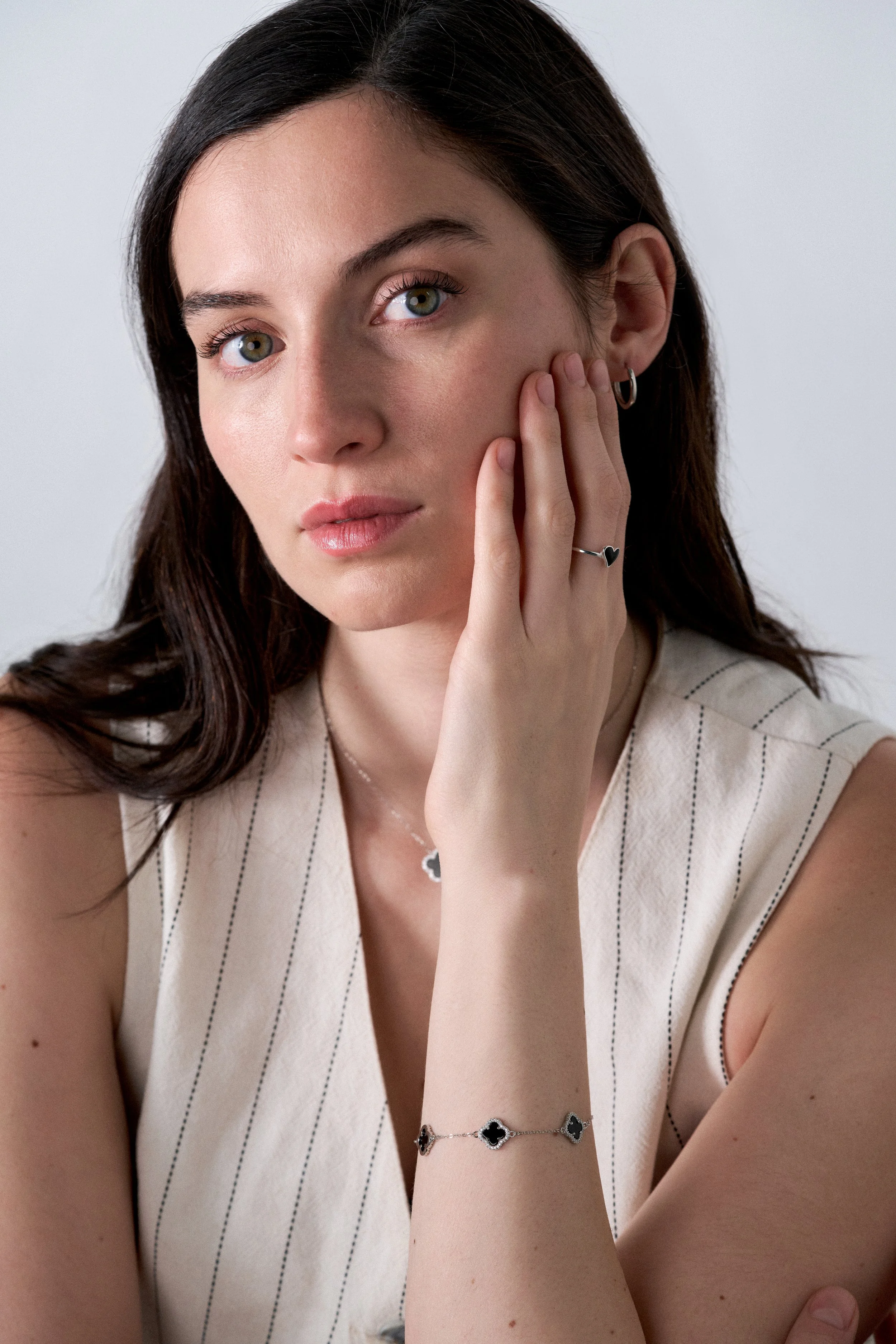 mujer modelando joyas, fotografia editorial, iluminación tenue, joyas de plata, joyas de oro
