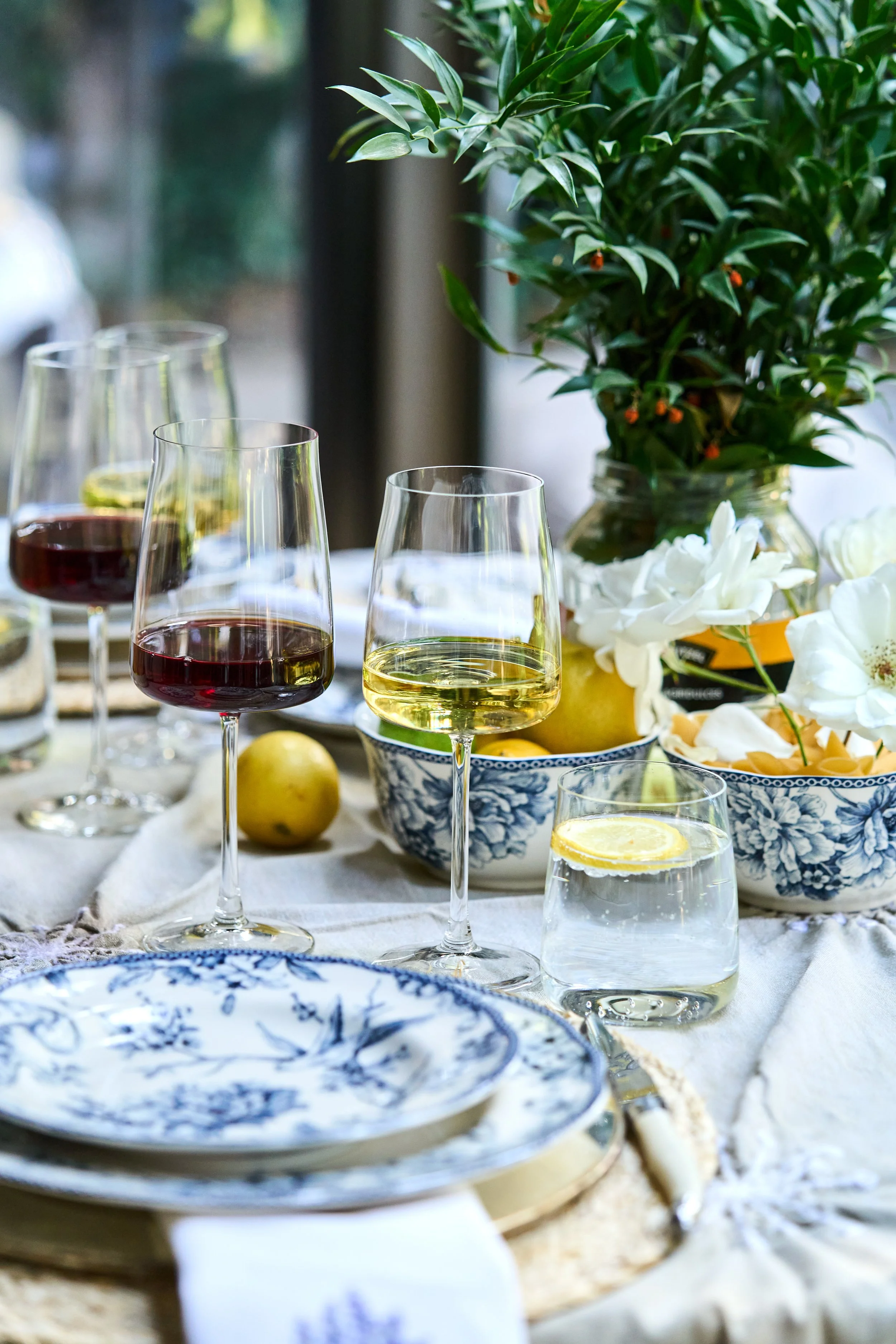 Fotografía de estilo de vida con mesa montada con copas de cristal y vajilla de Wine House.