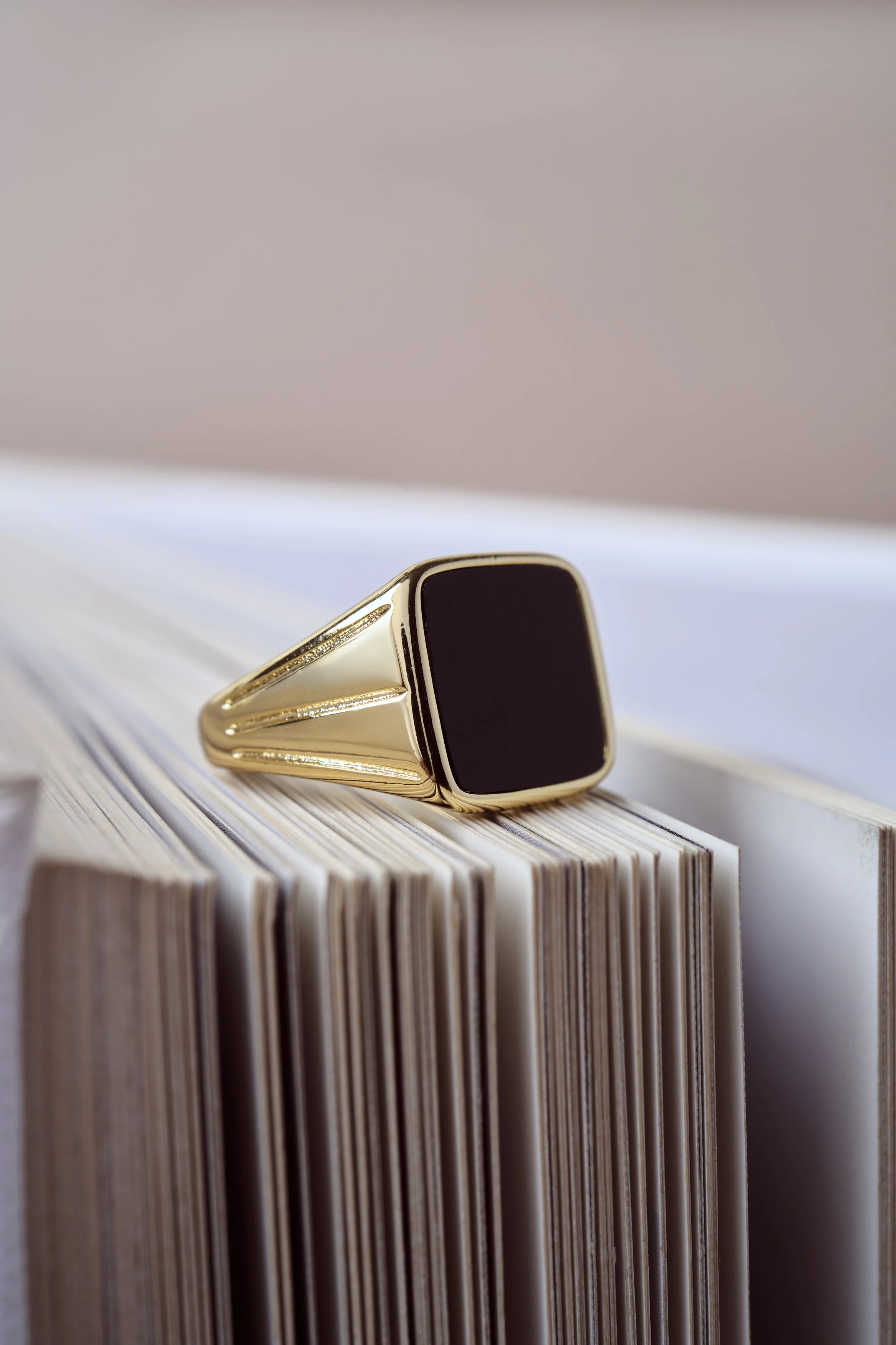 fotografia minimalista de producto, fotografía aros, fotografia joyas, dorado, aros, oro, collares, frutillas, perlas