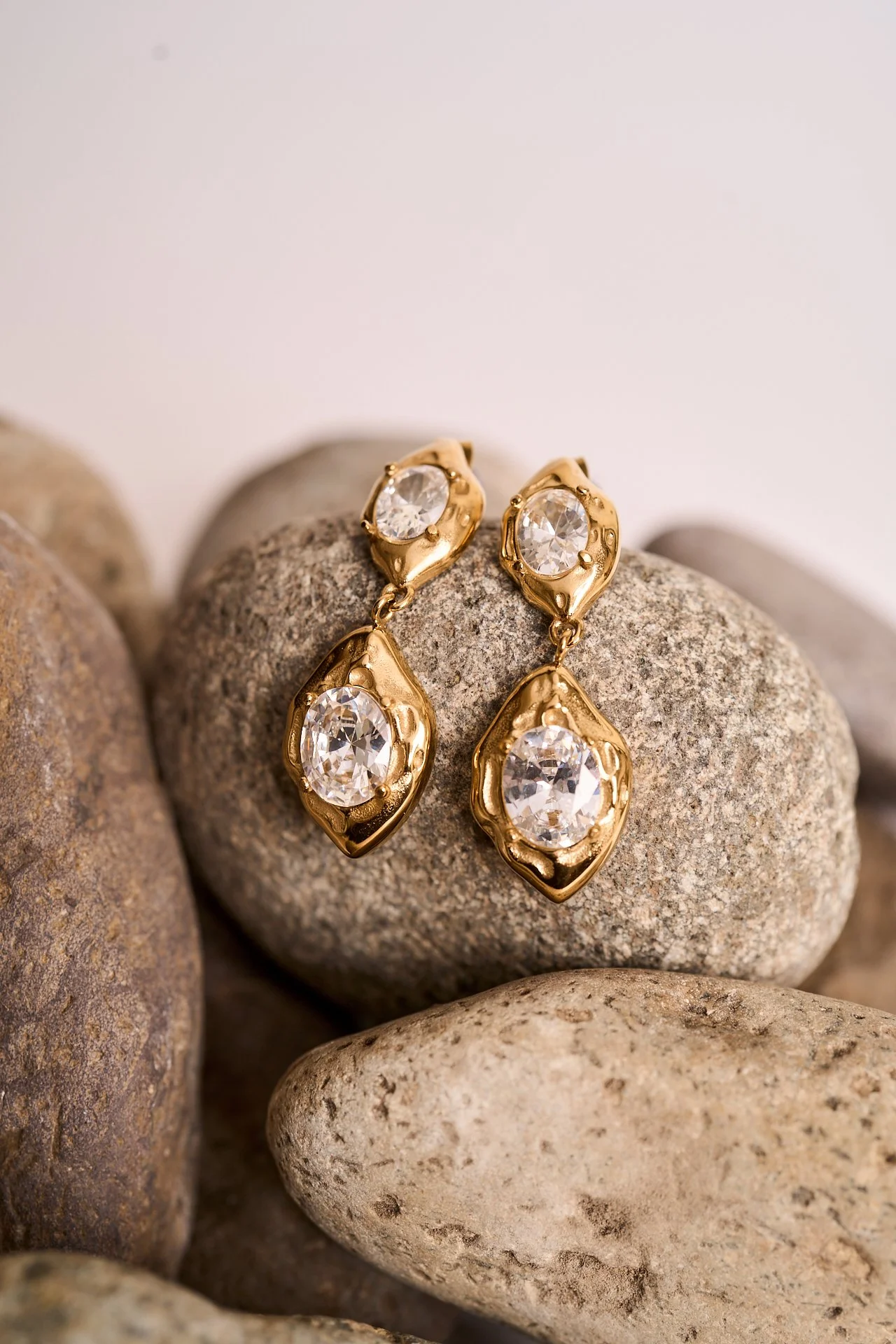 fotografia creativa de joyas y piedras naturales, aros, fotografia de joyas, joyas, accesorios,