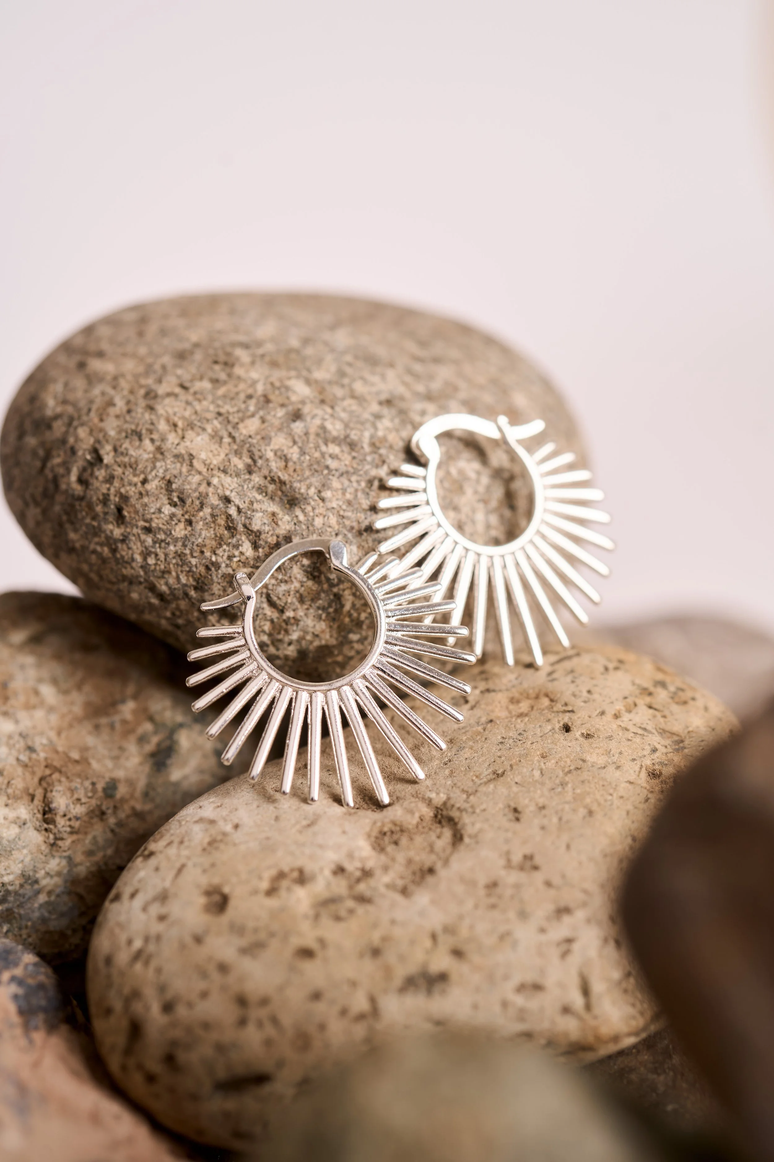 fotografia creativa de joyas y piedras naturales, aros, fotografia de joyas, joyas, accesorios,