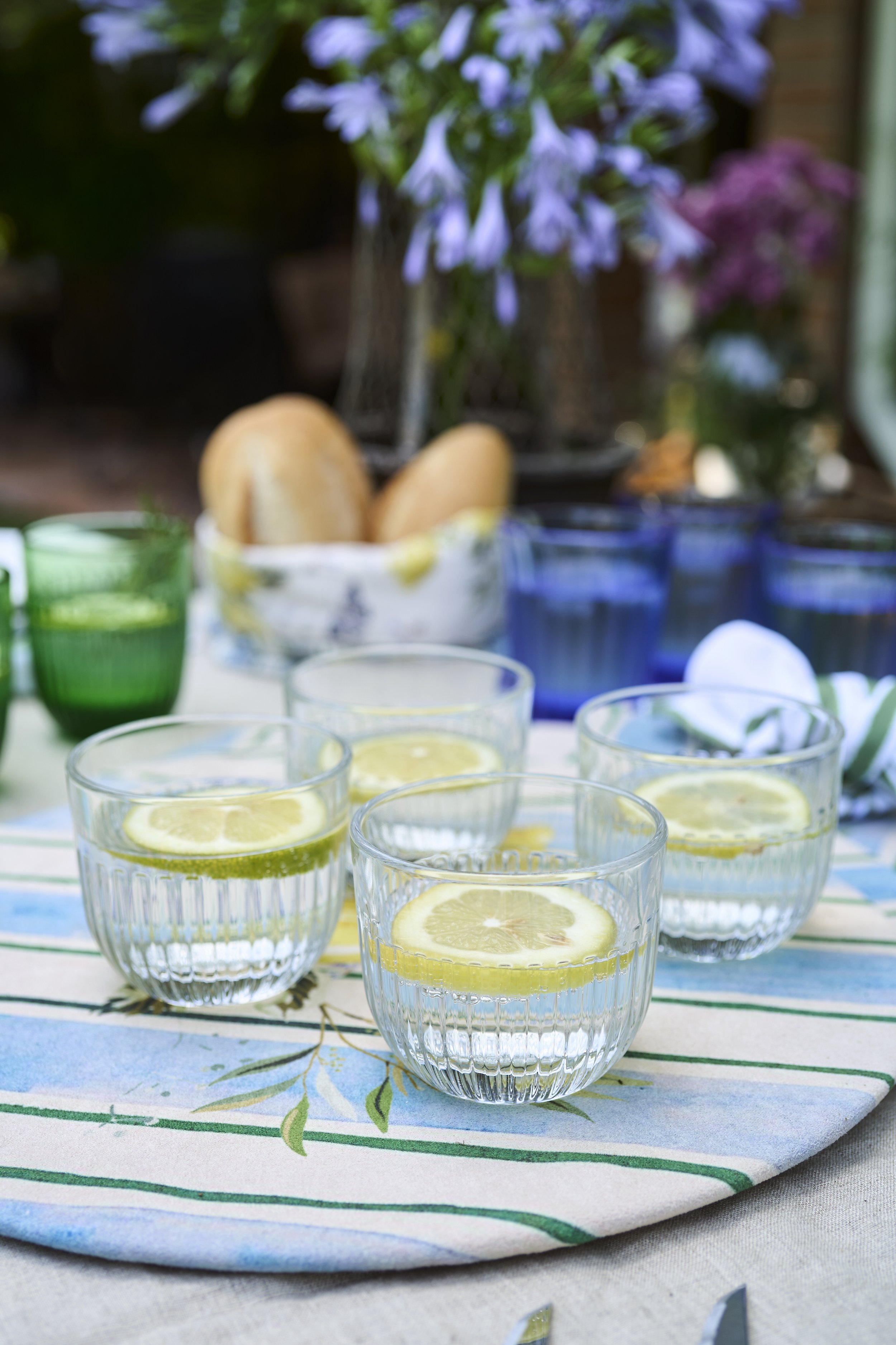 Fotografía de estilo de vida con mesa montada con copas de cristal y vajilla de Wine House.