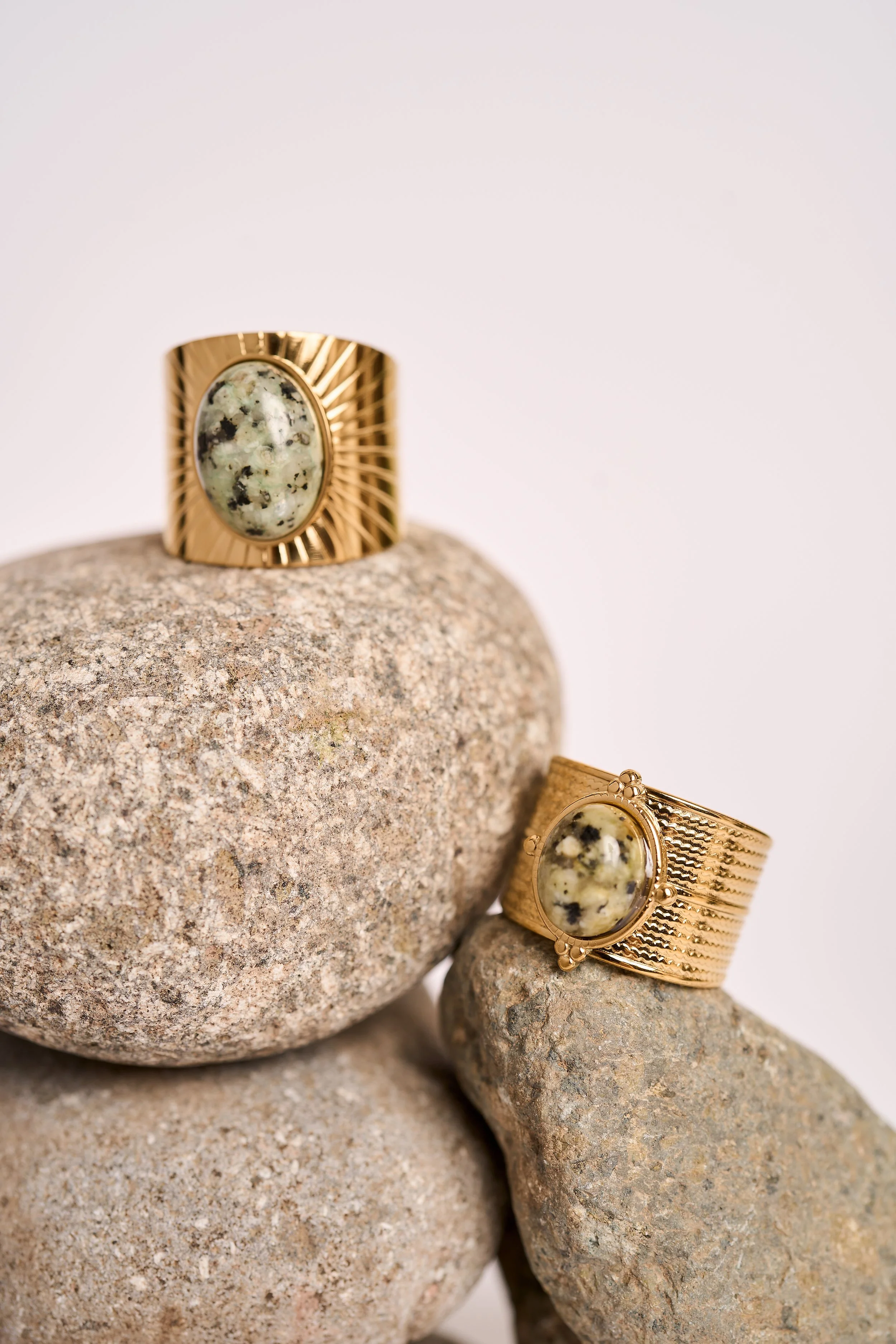 fotografia creativa de joyas y piedras naturales, aros, fotografia de joyas, joyas, accesorios,