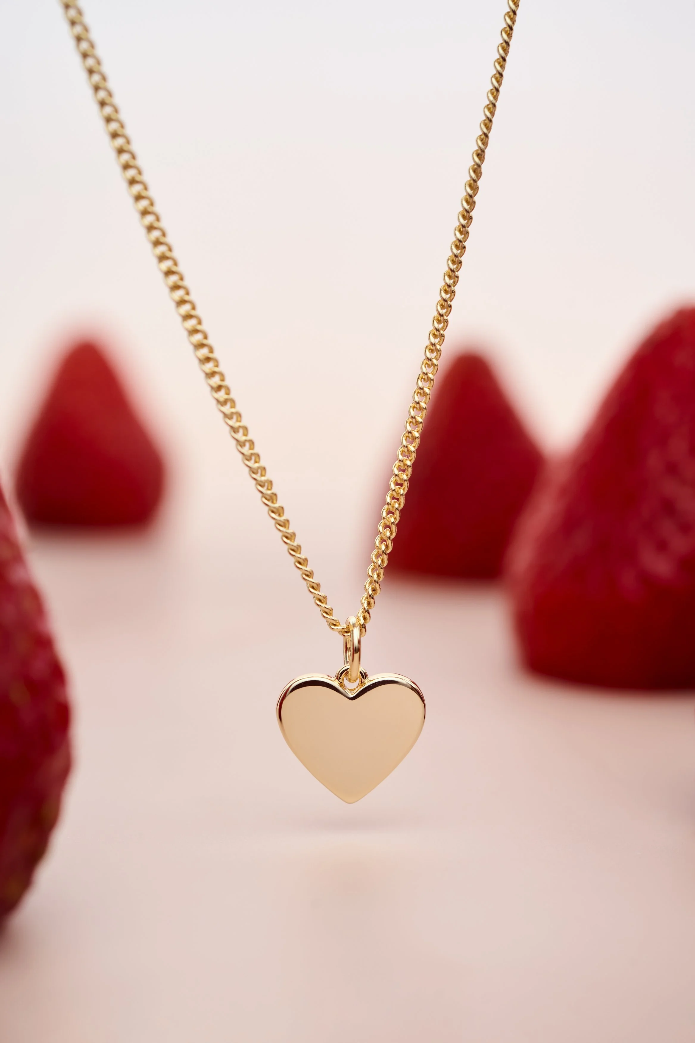 fotografia minimalista de producto, fotografía aros, fotografia joyas, dorado, aros, oro, collares, frutillas, perlas