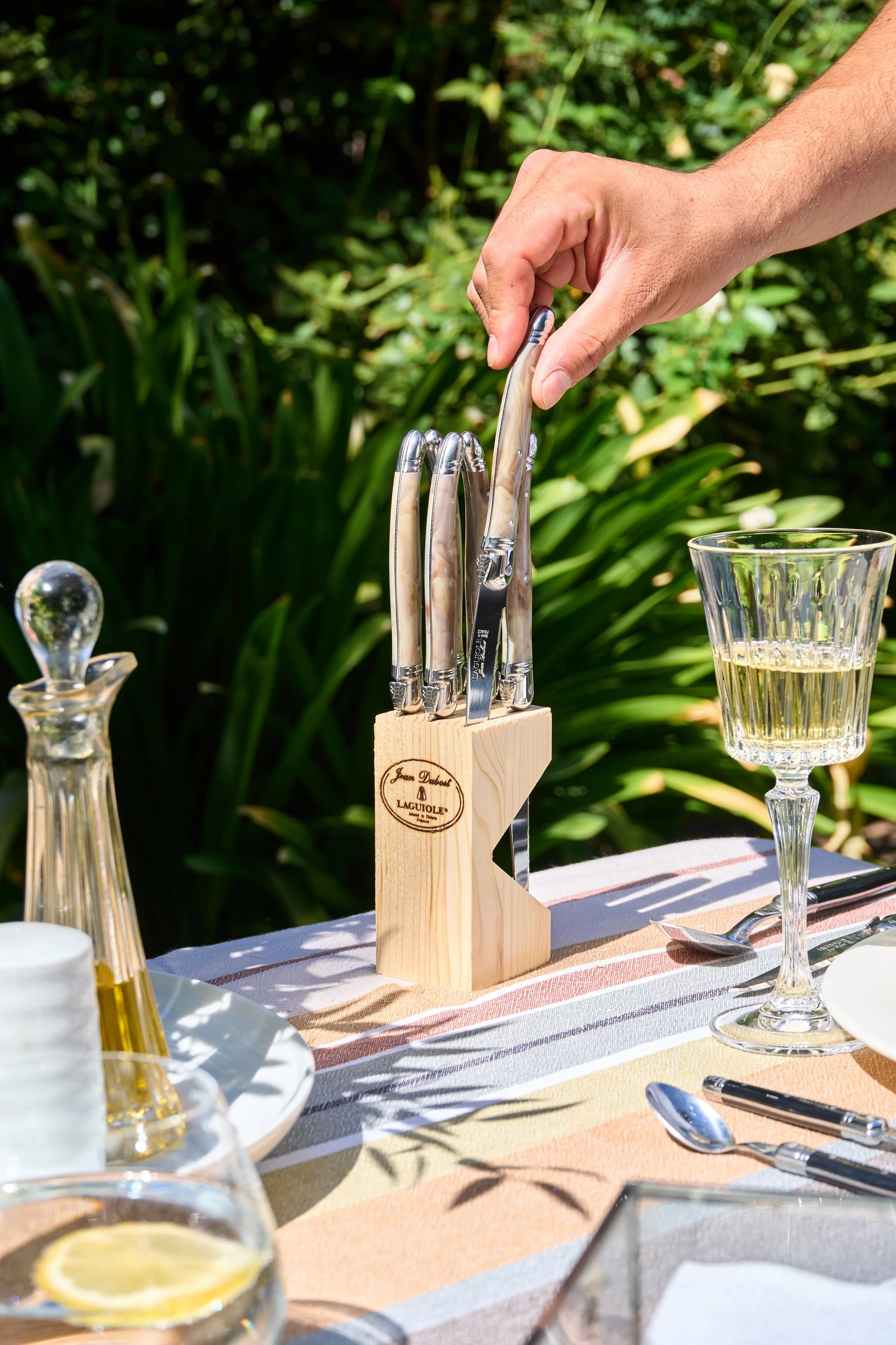 Fotografía de estilo de vida con mesa montada con copas de cristal y vajilla de Wine House.
