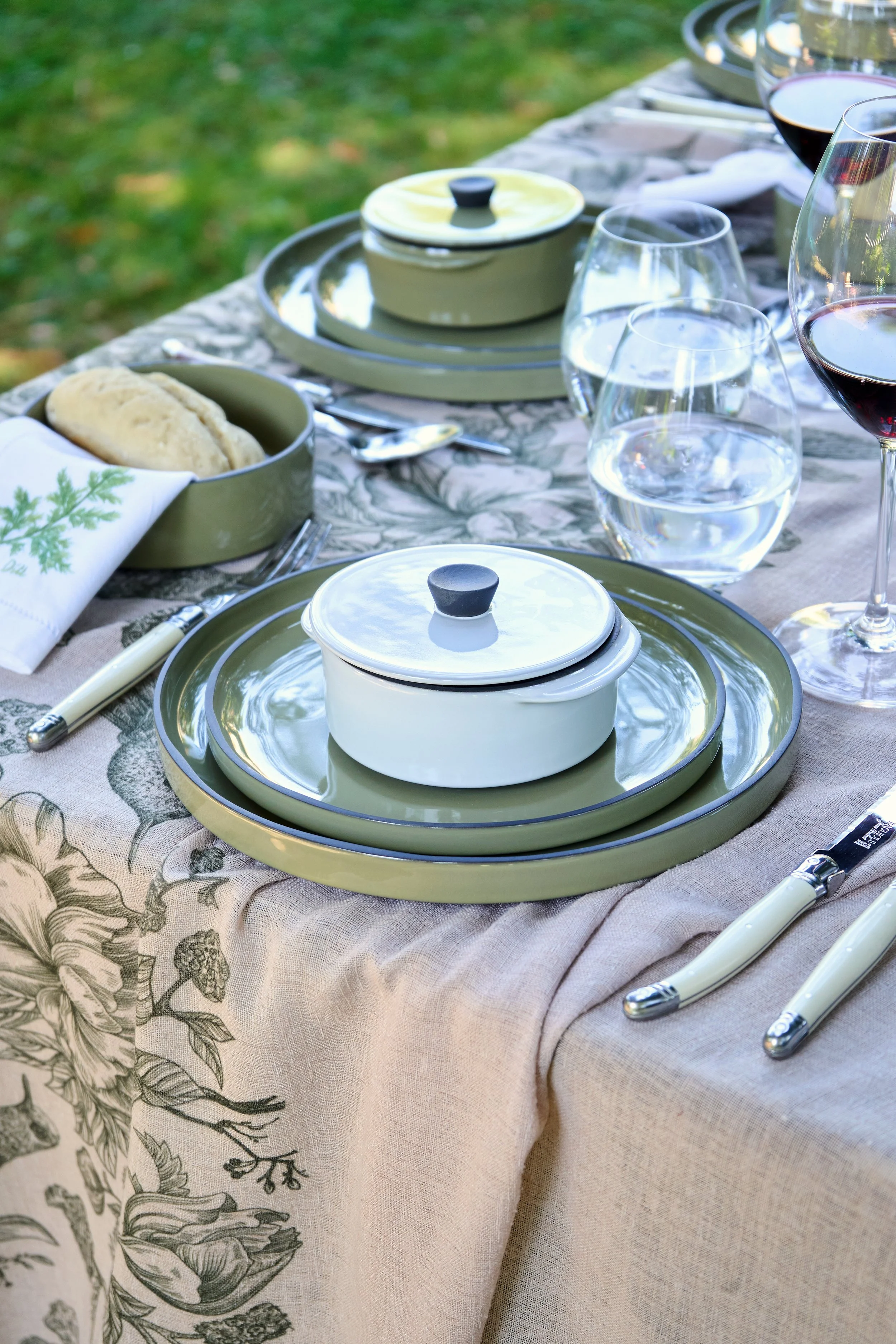 Fotografía de producto lifestyle con mesa de terraza, copas y tablas de cóctel al aire libre.