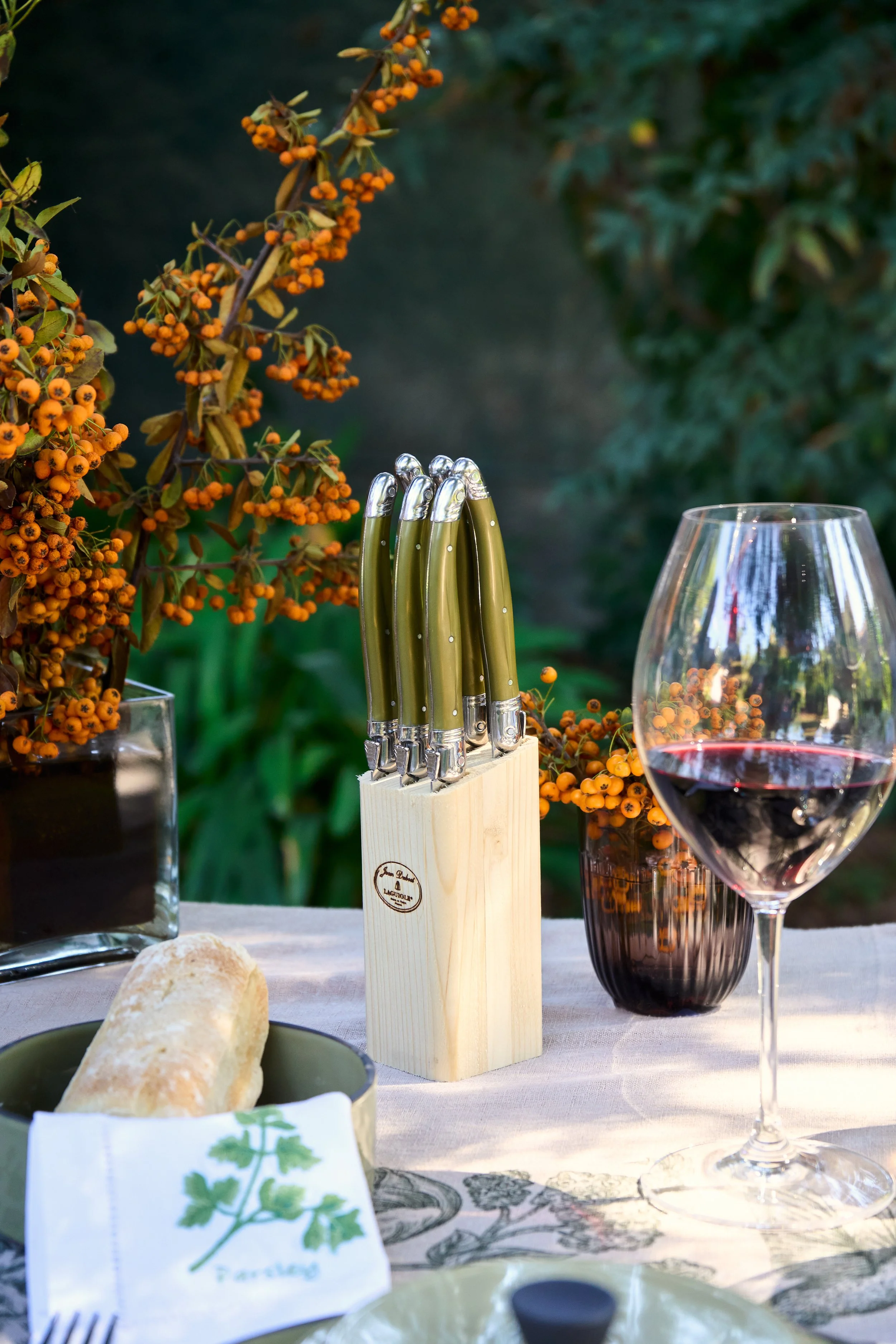 Fotografía editorial de menaje para terraza y copas de vino en entorno natural