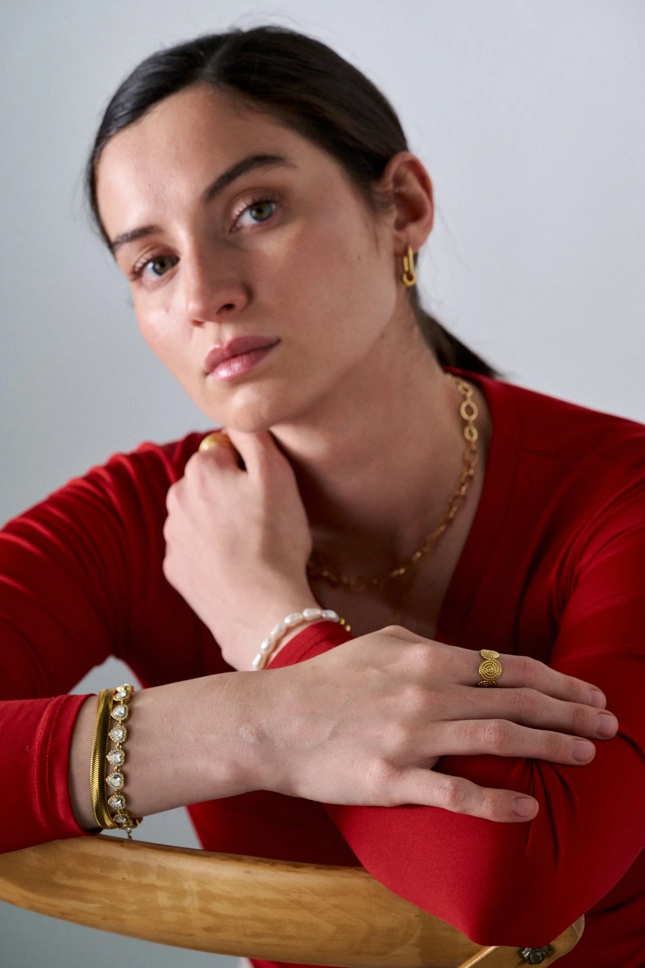mujer modelando joyas, fotografia editorial, iluminación tenue, joyas de plata, joyas de oro