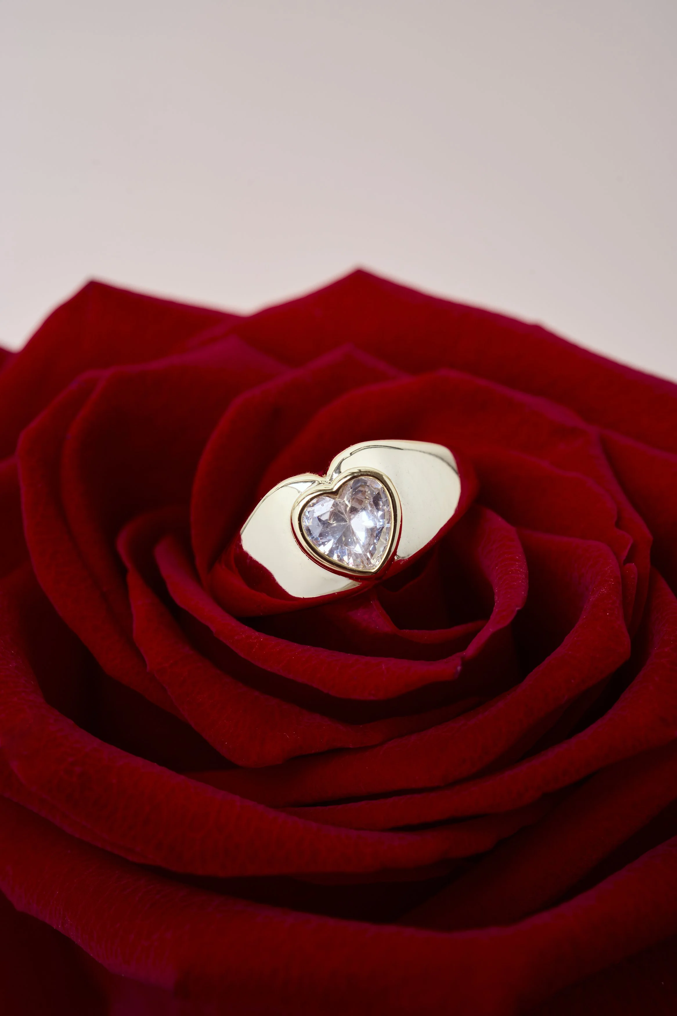 fotografia minimalista de producto, fotografía aros, fotografia joyas, dorado, aros, oro, collares, frutillas, perlas