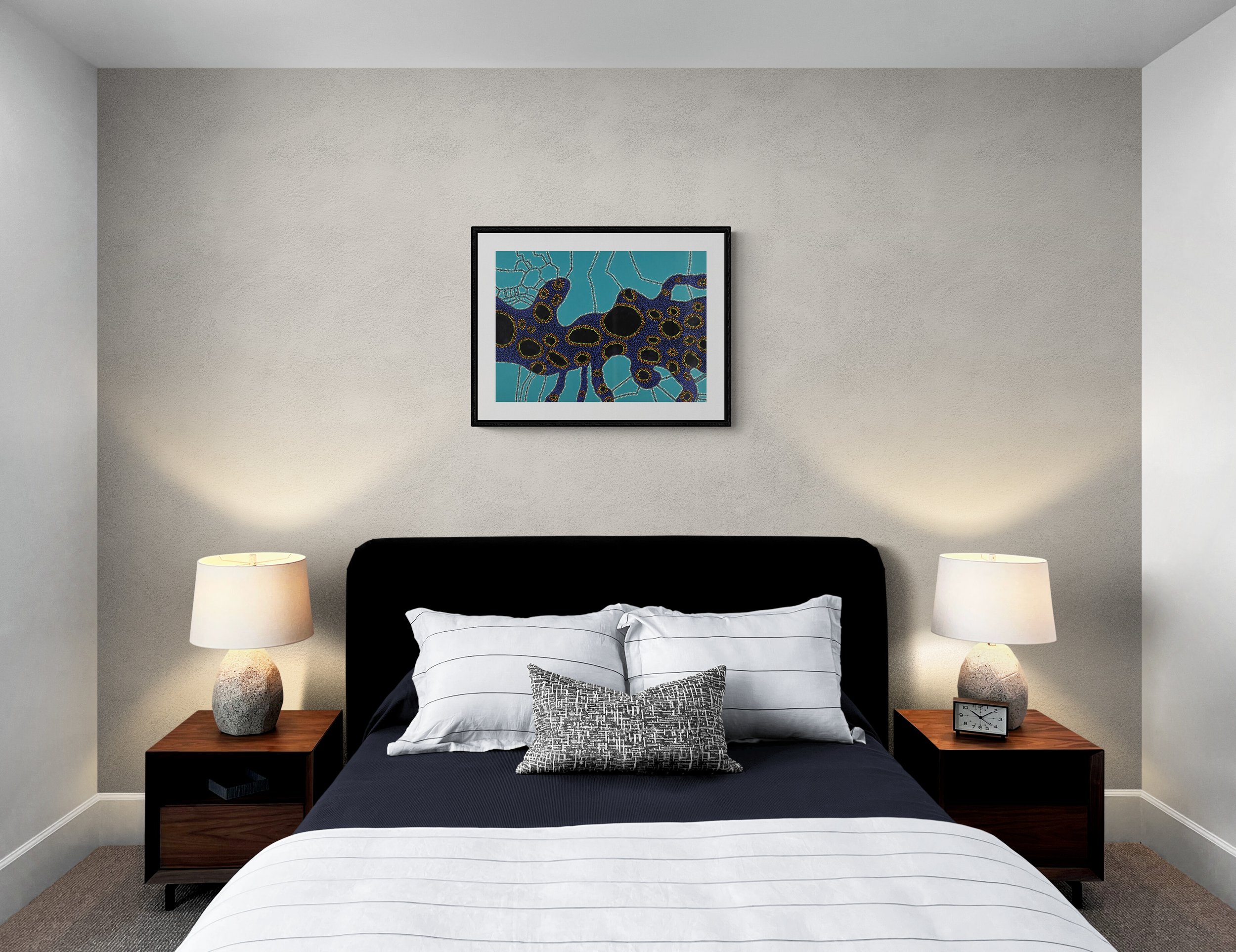Comfy_bedroom_with_side_tables_and_lamps.jpg