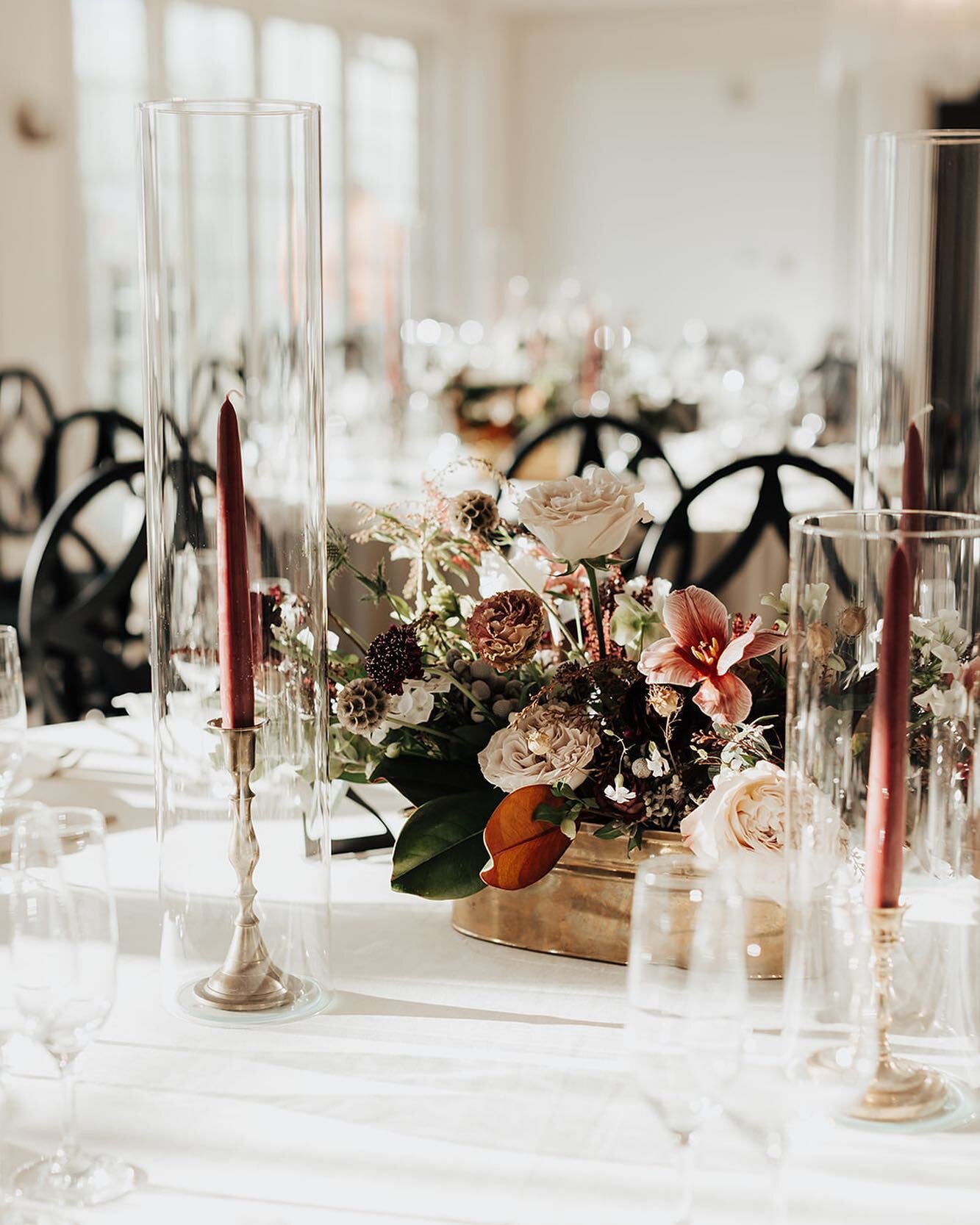 Although close to the Christmas holidays, weddings in December don&rsquo;t have to be Christmas &ldquo;themed&rdquo;

Stay away from traditional red and green and lean into berry tones, metallics, and deep green. Abundant candlelight and heavy fabric