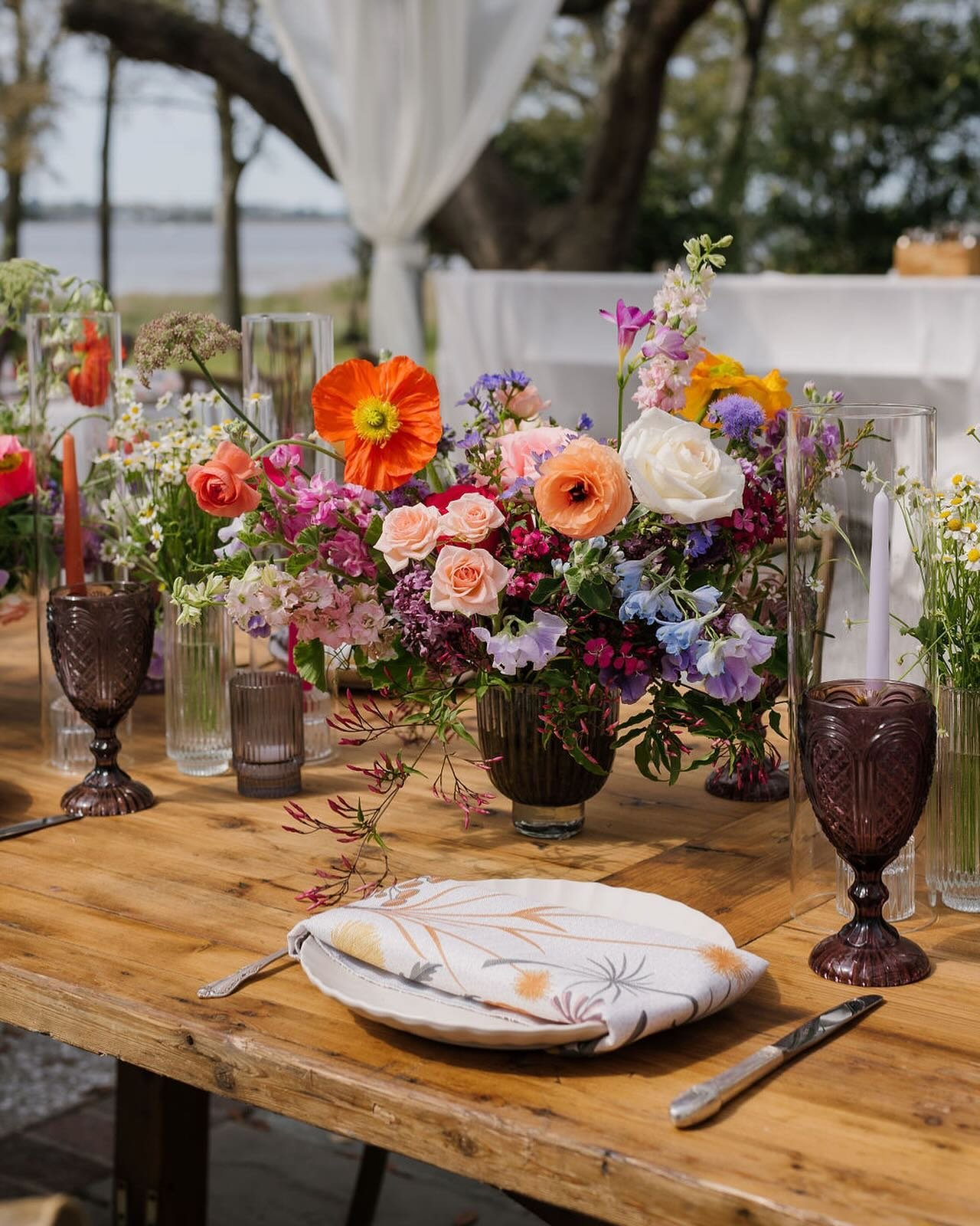 This napkin paired so perfectly with the overall design, especially the vibrant spring florals 🤩