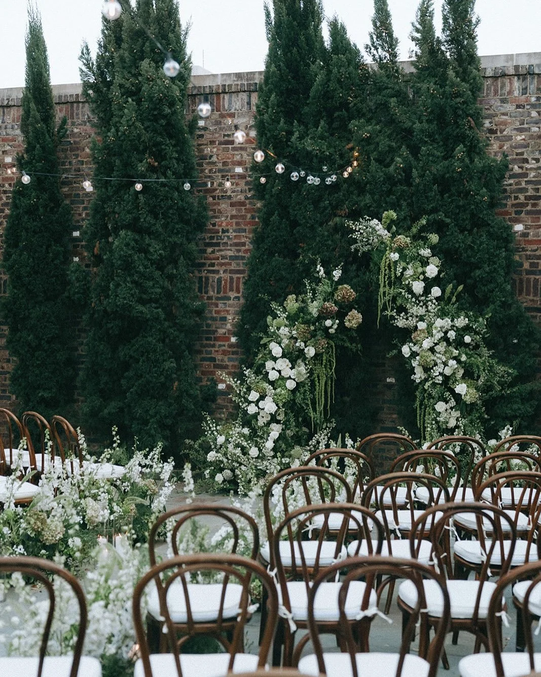 From &ldquo;I do&rdquo; to dinner under the stars✨ 
This Dewberry wedding featured a romantic floral arbor that transitioned into the dreamiest dinner backdrop for the newlyweds. Garden elegance, Southern charm, and candlelit moments made this day un