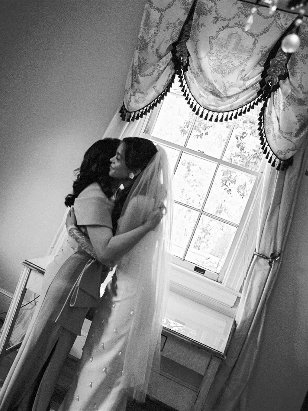 There&rsquo;s something magical about film &mdash; no filters, no edits, just truth. These flash film photos captured the essence of Pilar and Nathan&rsquo;s day exactly as it was.

The moments between Pilar and her mom were especially special &mdash