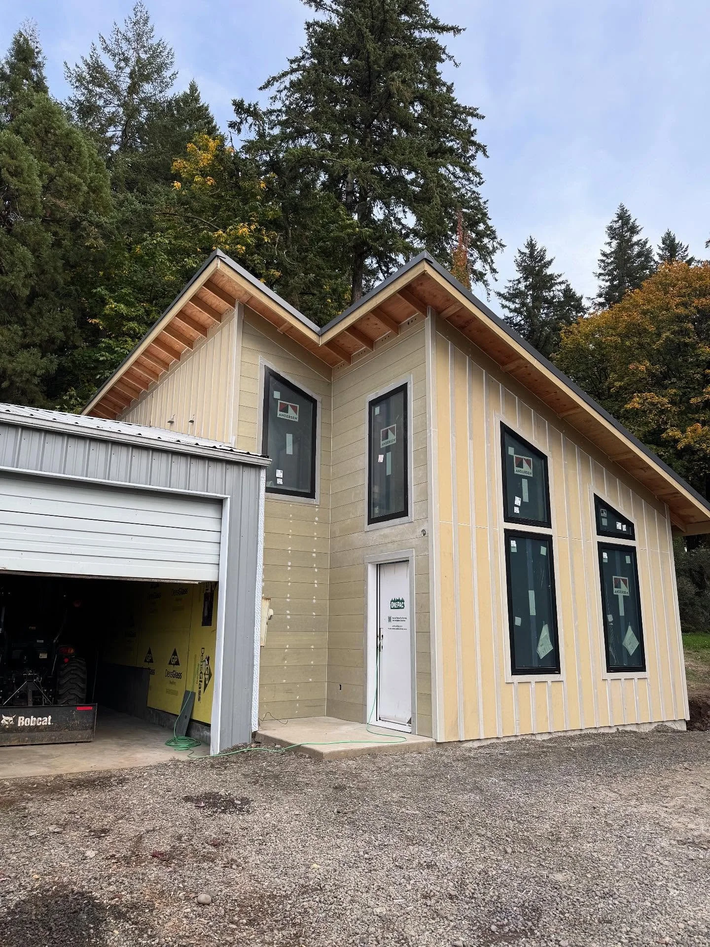 Just finished siding on our latest #adu build! So rewarding to see this through from concept to finish! Big thanks to @egdrywall_llc @hoytfamilyplumbing @awesomeaircorvallis @havoc_romeo @2_fly_eli @parrlumberco