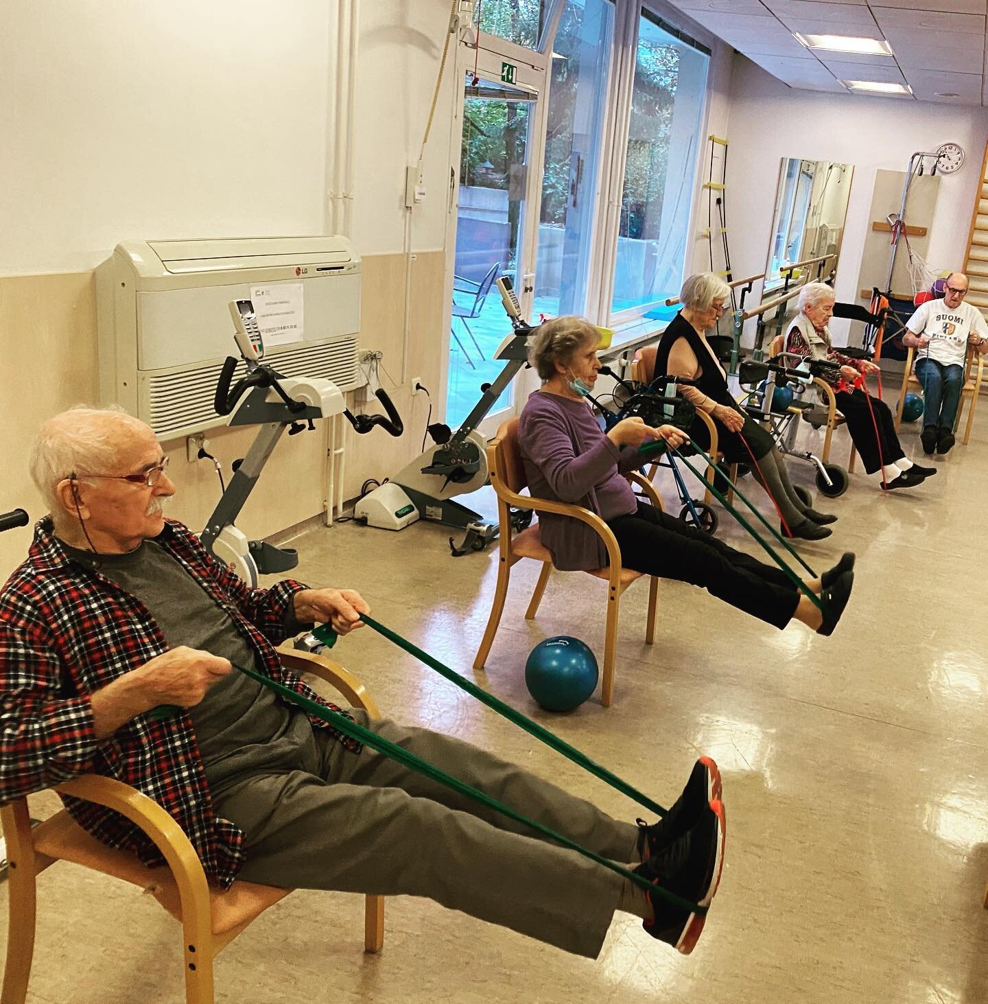 Danes trening seniorjev v DSO Bezigrad 😍🥰 @sport_za_zdravje 
#aktivni #seniorji #domupokojencev #dso #sportzazdravje