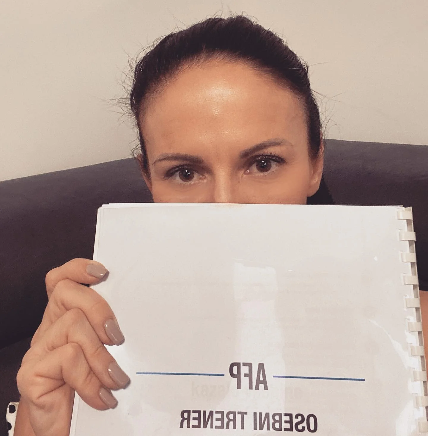 Novim dogodiv&scaron;činam naproti 🤓🏋🏻&zwj;♀️📚 
Po doooolgem razmi&scaron;ljanju ali naj se lotim tega ali ne, sem pri&scaron;la do zaključka - absolutno ja ✔️
Fitnes je postal drugi dom, zdrava prehrana način življenja in če &scaron;e malo poglo