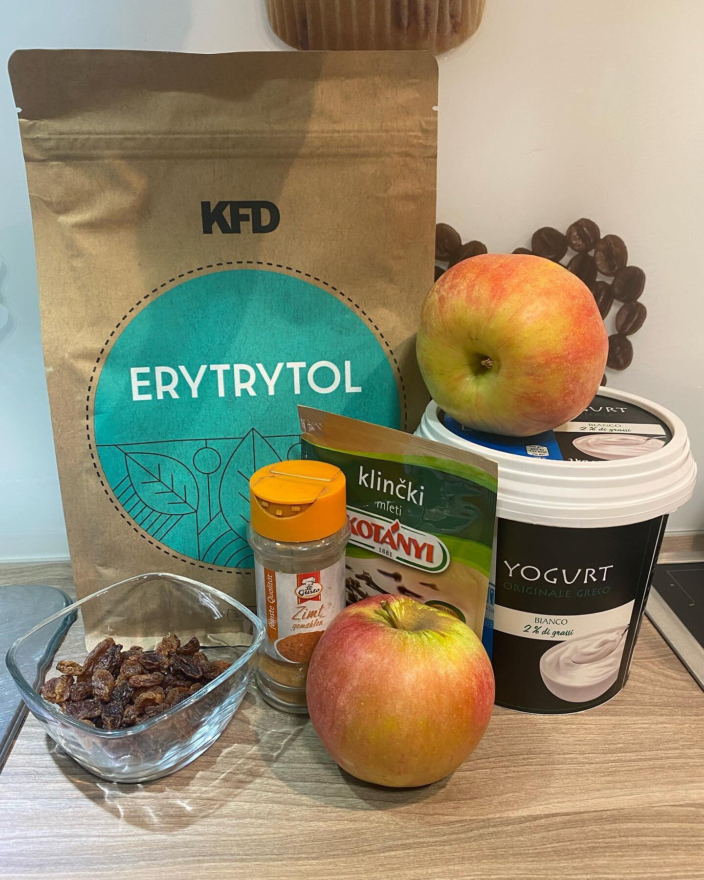 Hit leto&scaron;nje jeseni 😋 kuhana jabolka, s klinčki, cimetom, grskim jogurtom, sladilom in rozinami ☺️ 
#bolano #jabolcnistrudlmalodrugace #jabolka #grskijogurt #cimet #sladilo #rozine #kfd #strongsi #strongsloveniateam #strongslovenija #fitnotfa