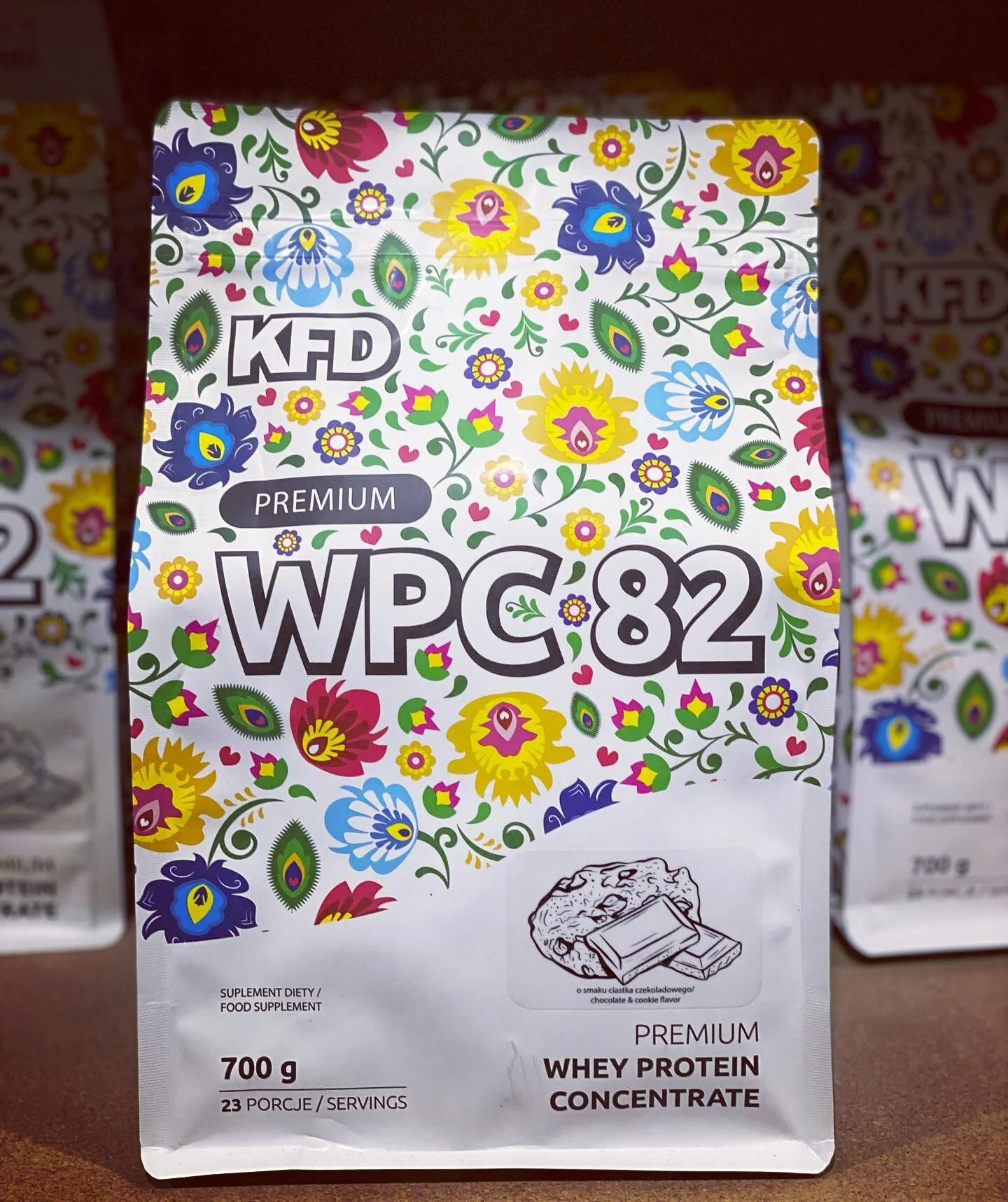 Čokoladna bomba 🍫
Premium WPC vsebujejo kar 82% beljakovin v suhi snovi zaradi tega pa je tudi njegov okus edinstven in brez primerjave. Izdelek ne vsebuje beljakovin rastlinskega izvora, kot sta soja in p&scaron;enica, zanj pa je značilna tudi viso