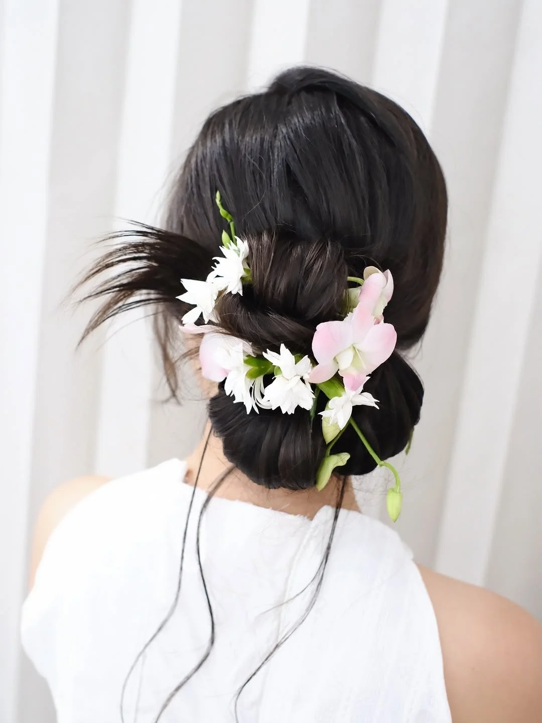 💜 HMUA @zoey_powderpuffed
Natural with a Touch of Sweet Whimsy 

a clean bun softened with wispy tendrils and whimsical florals 🌿✨

&mdash;

#hairstyling #cute #makeup #bridal #makeupartist bridalmakeup makeuplooks weddingmakeup singaporeweddings b